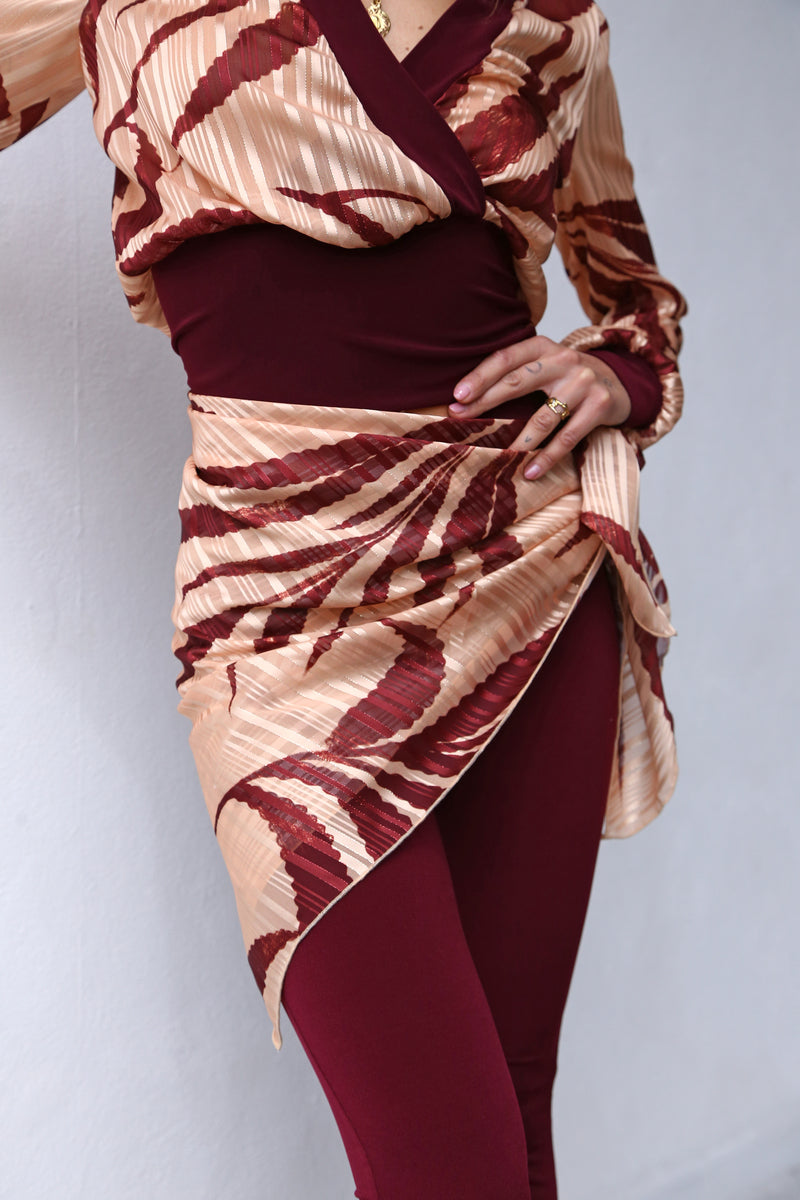 E2182 DEVOIREE SCARF PALMS BORDEAUX POWDER PINK BACKGROUND