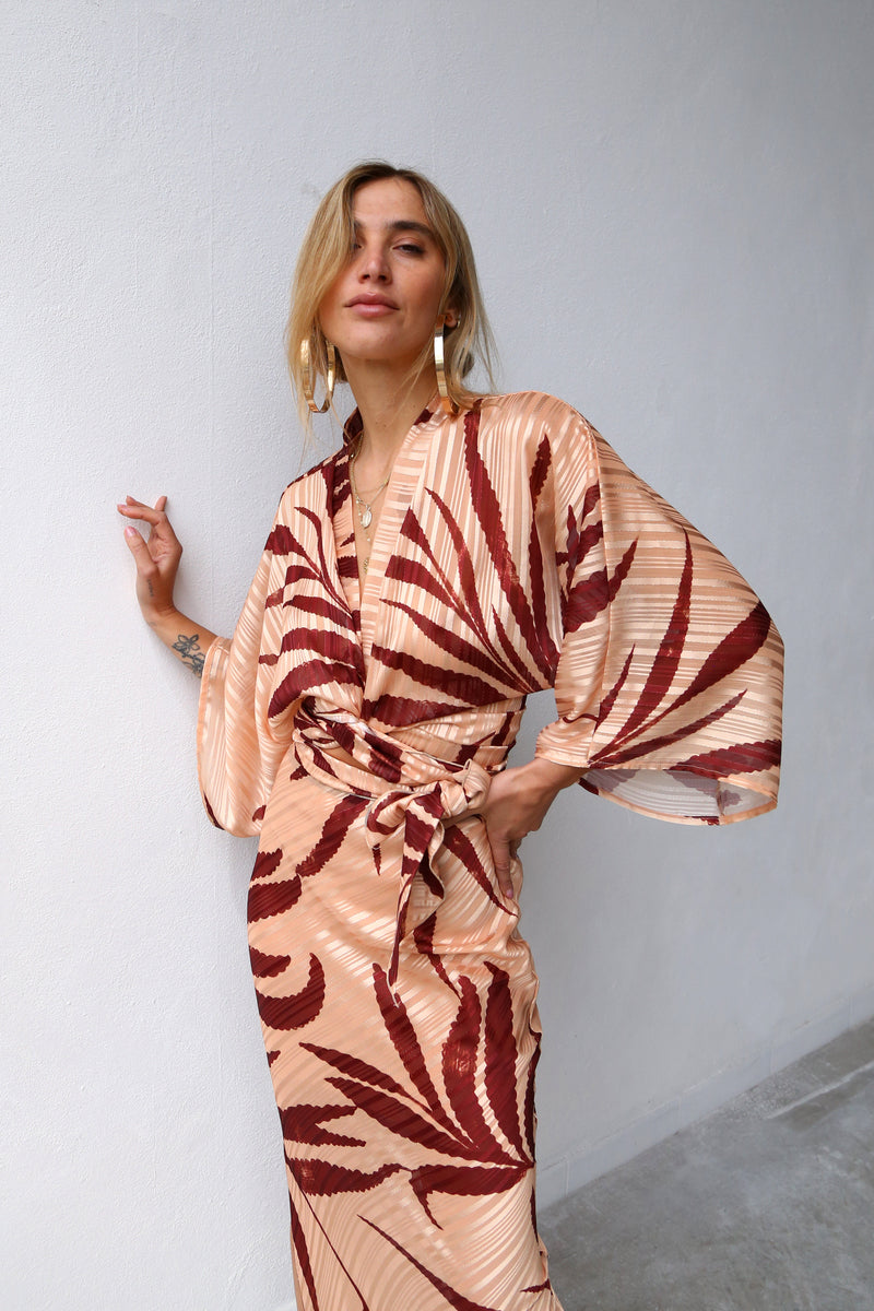 P4032 KIMONO SLEEVE SHIRT WITH BELT DEVOIRÉE PALM PRINT BORDEAUX ON POWDER BACKGROUND