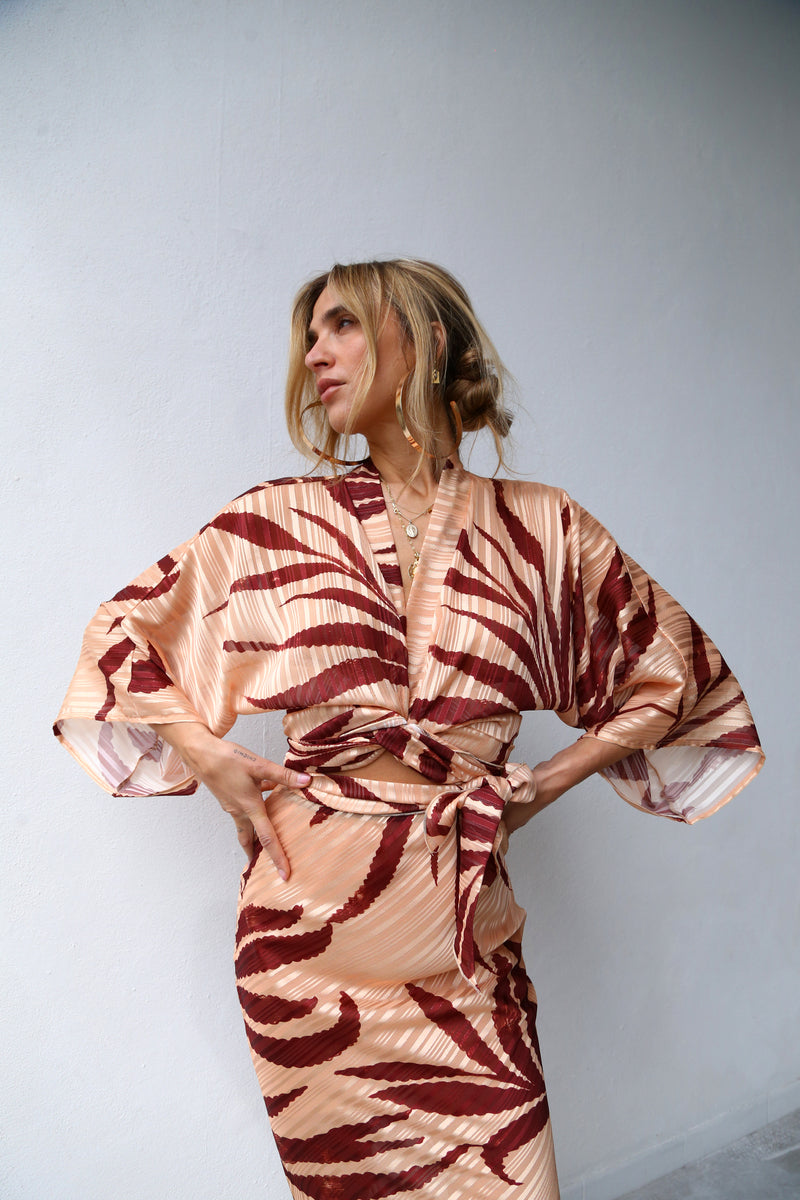 P4032 CAMICIA MANICA A KIMONO CON FUSCIACCA FANTASIA DEVOIREE PALME BORDEAUX SFONDO CIPRIA