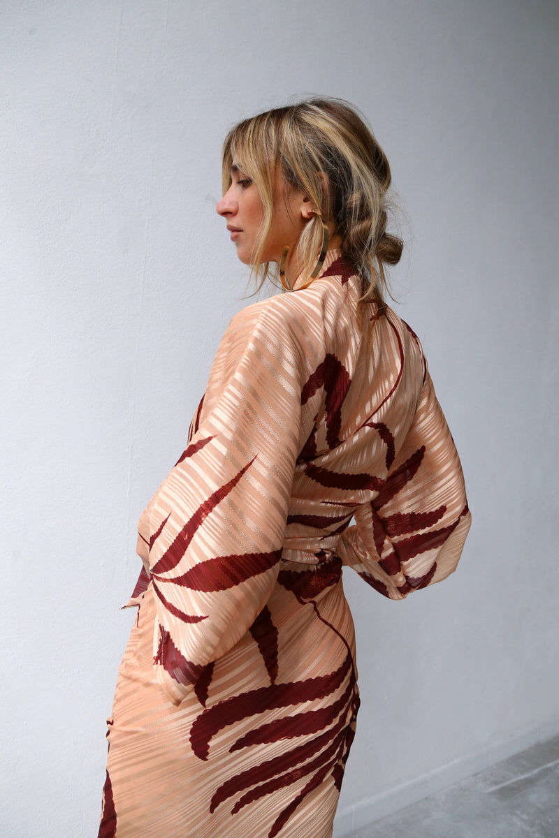 P4032 KIMONO SLEEVE SHIRT WITH BELT DEVOIRÉE PALM PRINT BORDEAUX ON POWDER BACKGROUND