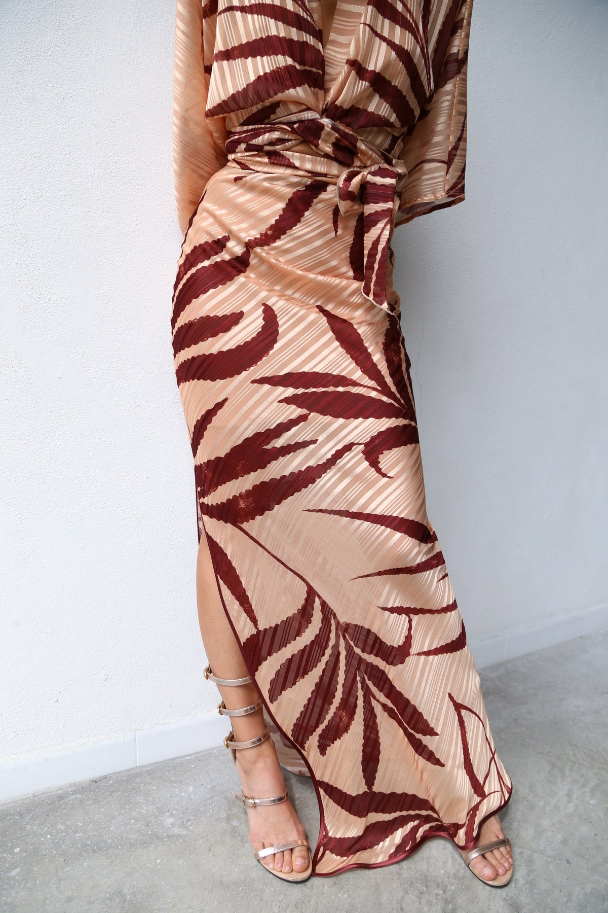 F4064 COLUMN MAXI SKIRT WITH DEVOURED PALM PRINT ON A POWDER PINK BACKGROUND