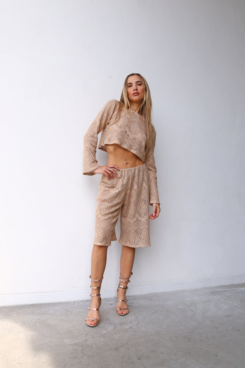 E2028 MAGLIA CROP MANICA SCAMPANATA TRAFORATO BEIGE