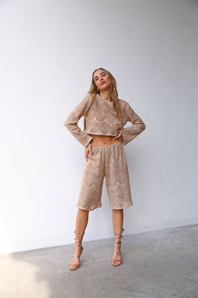 E2028 MAGLIA CROP MANICA SCAMPANATA TRAFORATO BEIGE