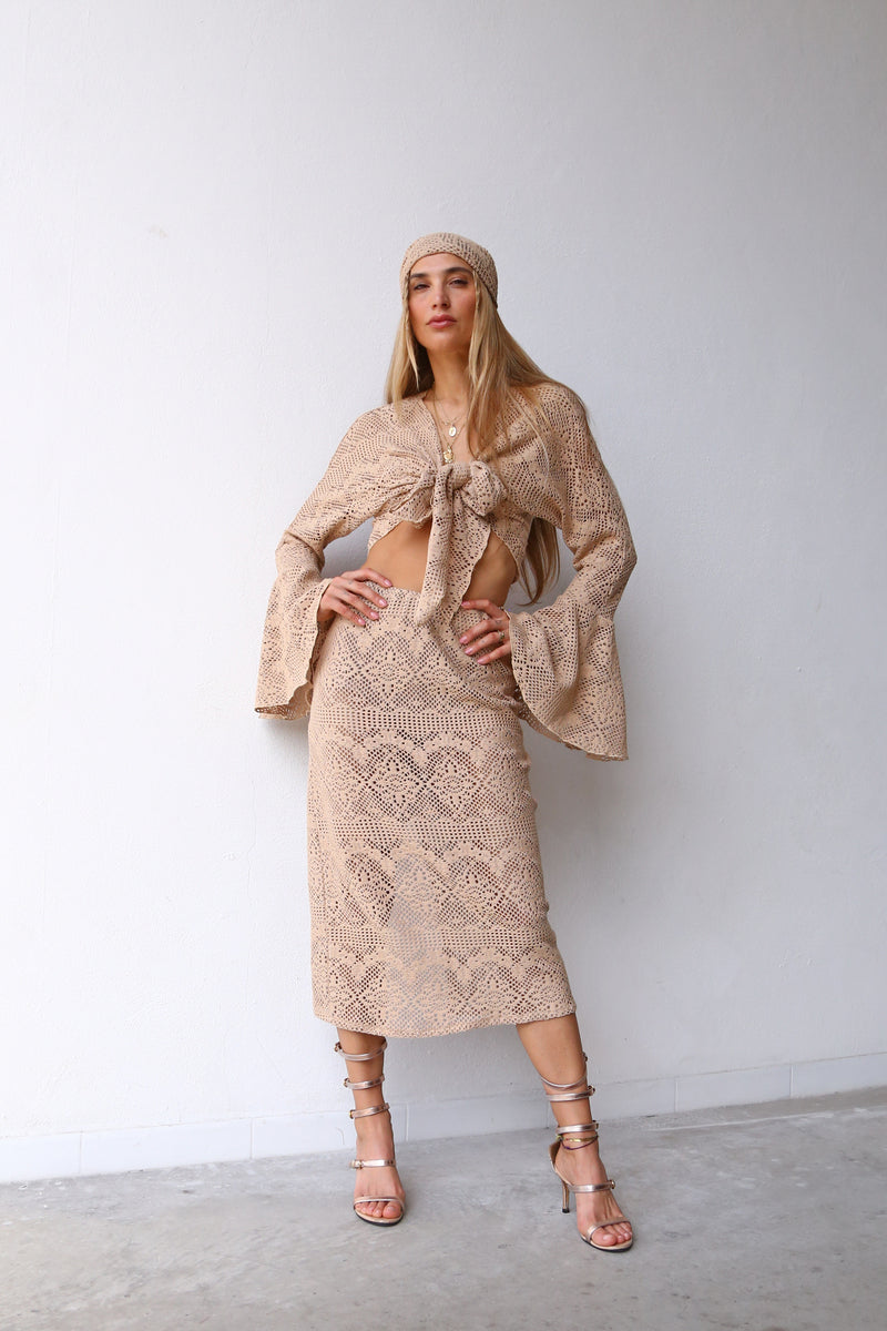 E2029 CAMICIA FIOCCO DAVANTI E MANICA RUOTA TRAFORATO BEIGE