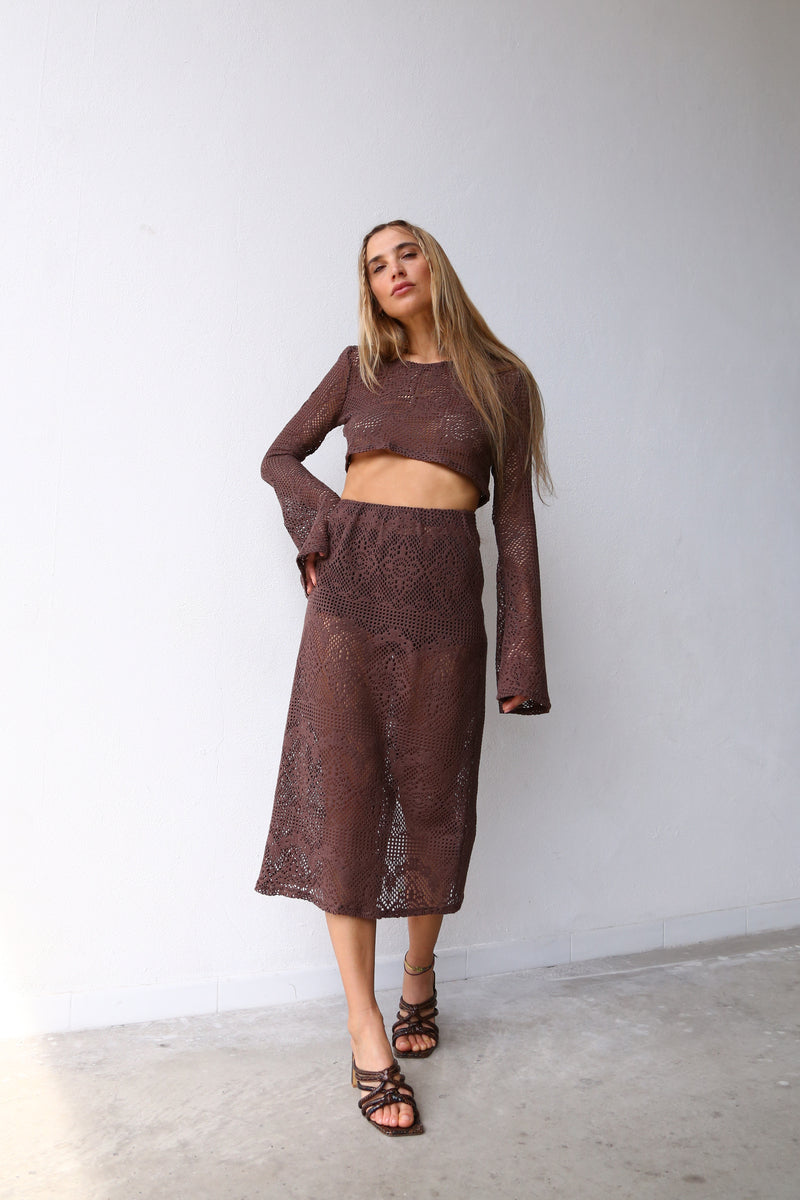 E2028 MAGLIA CROP MANICA SCAMPANATA TRAFORATO TABACCO
