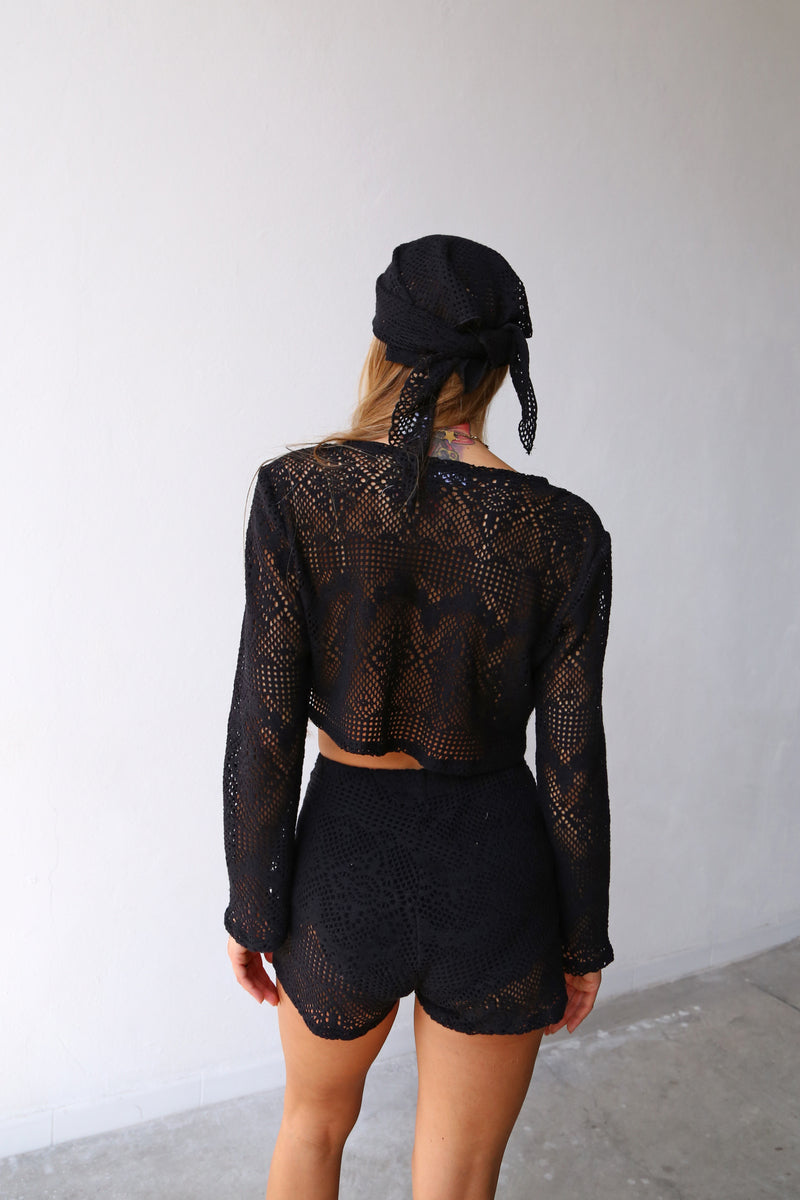 E2028 MAGLIA CROP MANICA SCAMPANATA TRAFORATO NERO