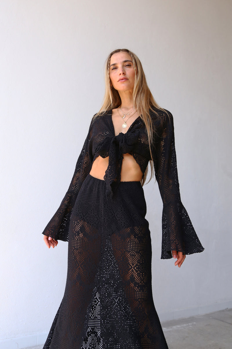 E2029 CAMICIA FIOCCO DAVANTI E MANICA RUOTA TRAFORATO NERO