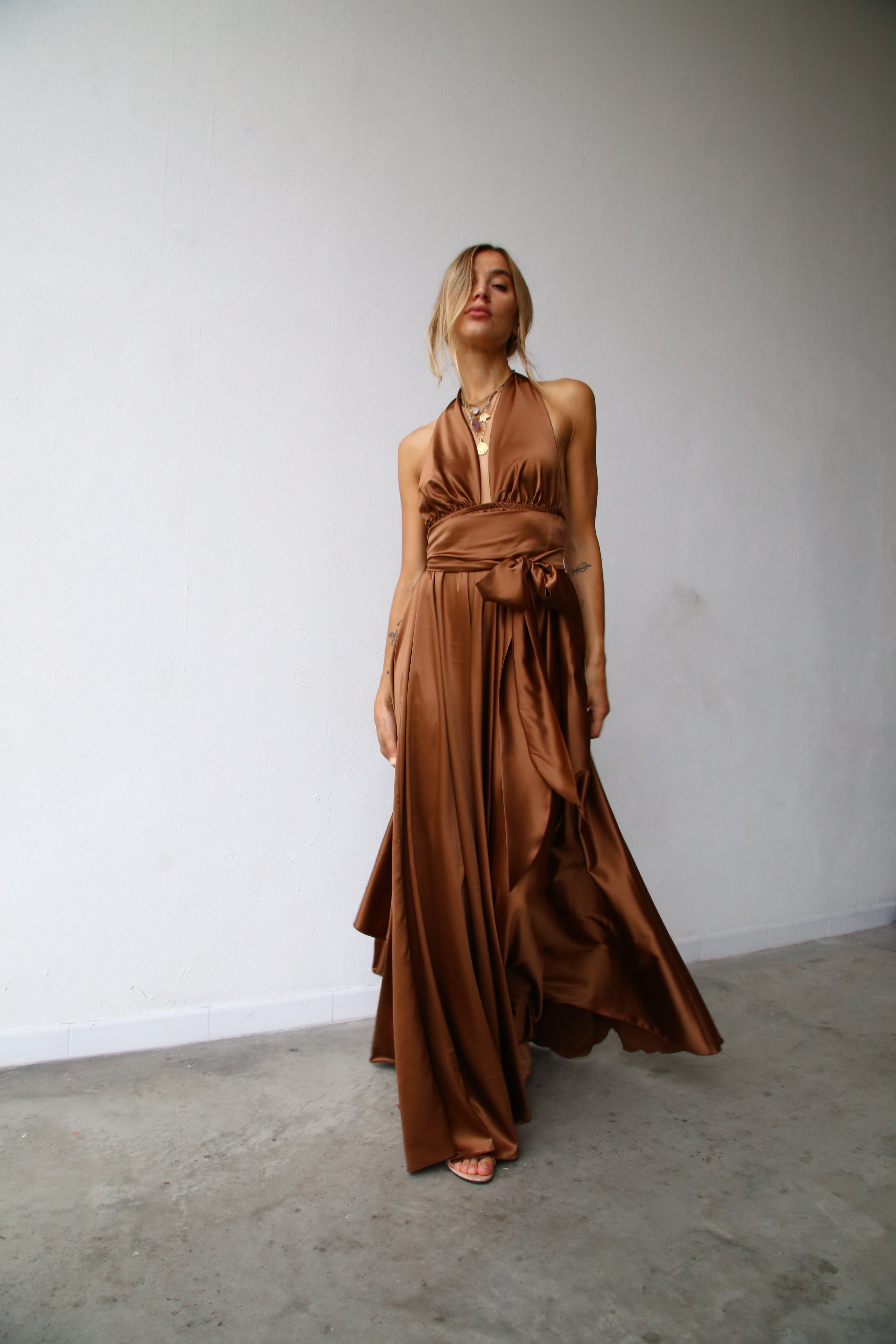 P3169 ABITO LUNGO COPPE MARILYN A RUOTA CON CINTURA TABACCO