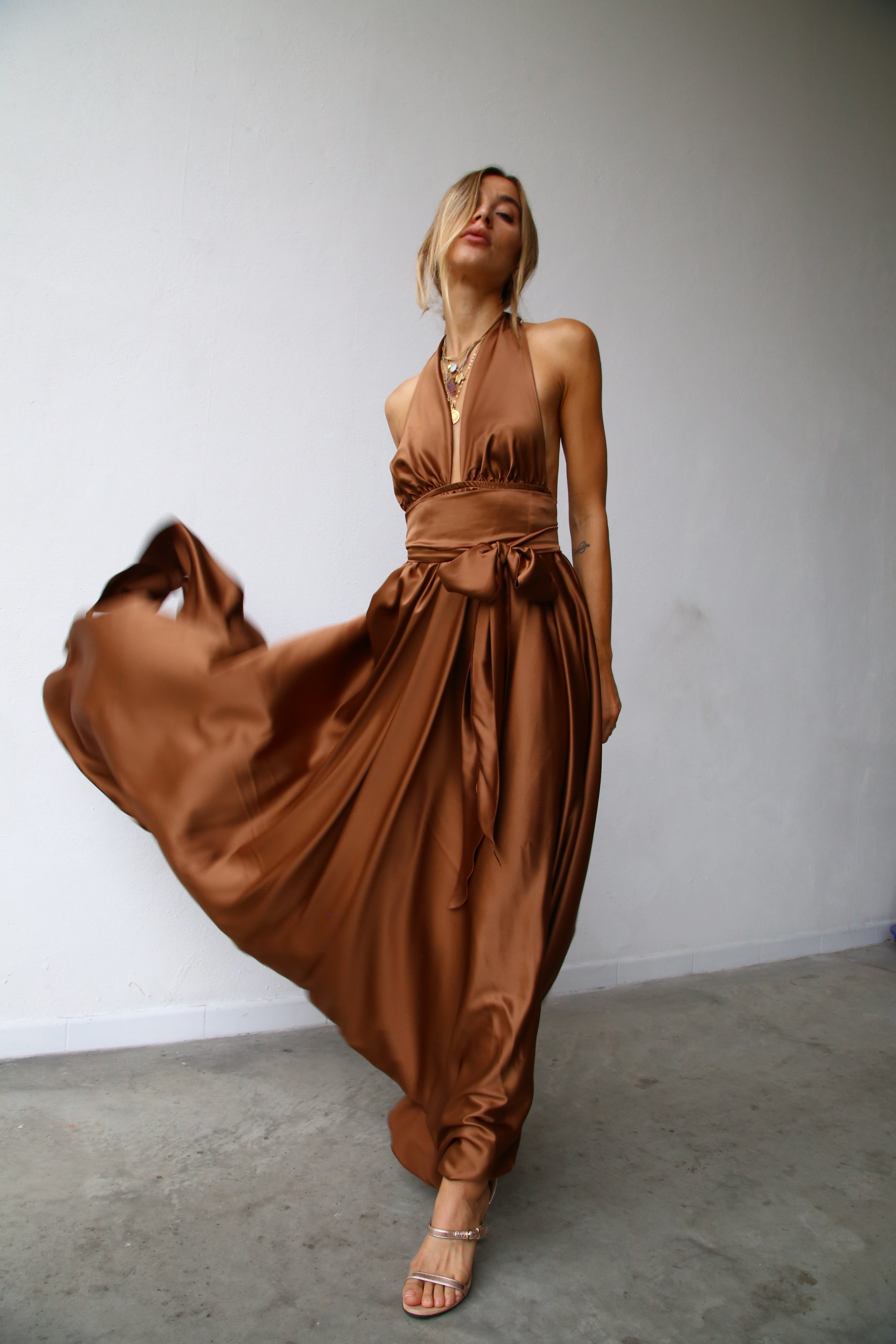 P3169 ABITO LUNGO COPPE MARILYN A RUOTA CON CINTURA TABACCO