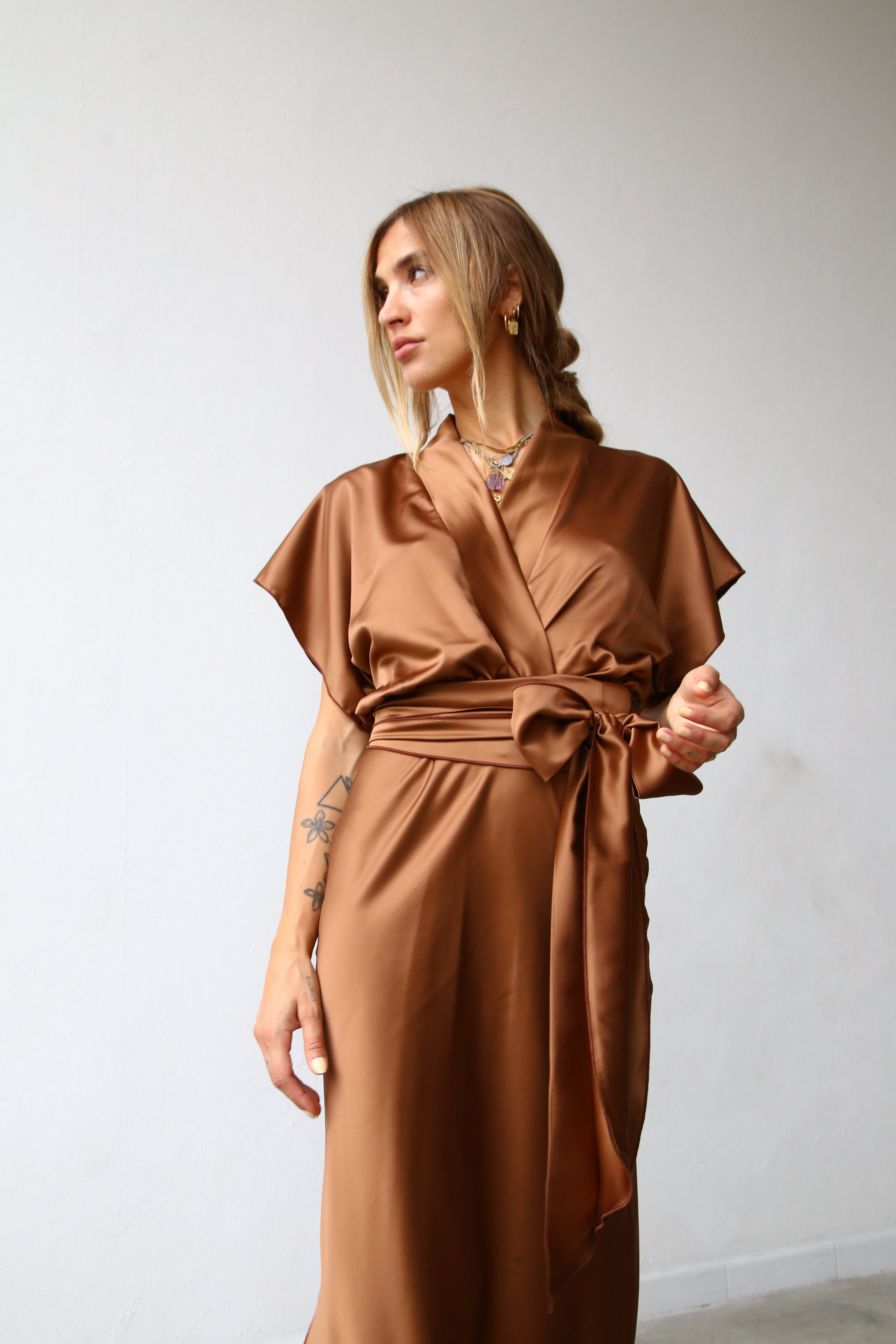 F4165 ABITO COLONNA KIMONO INCROCIATO CON CINTURA TABACCO