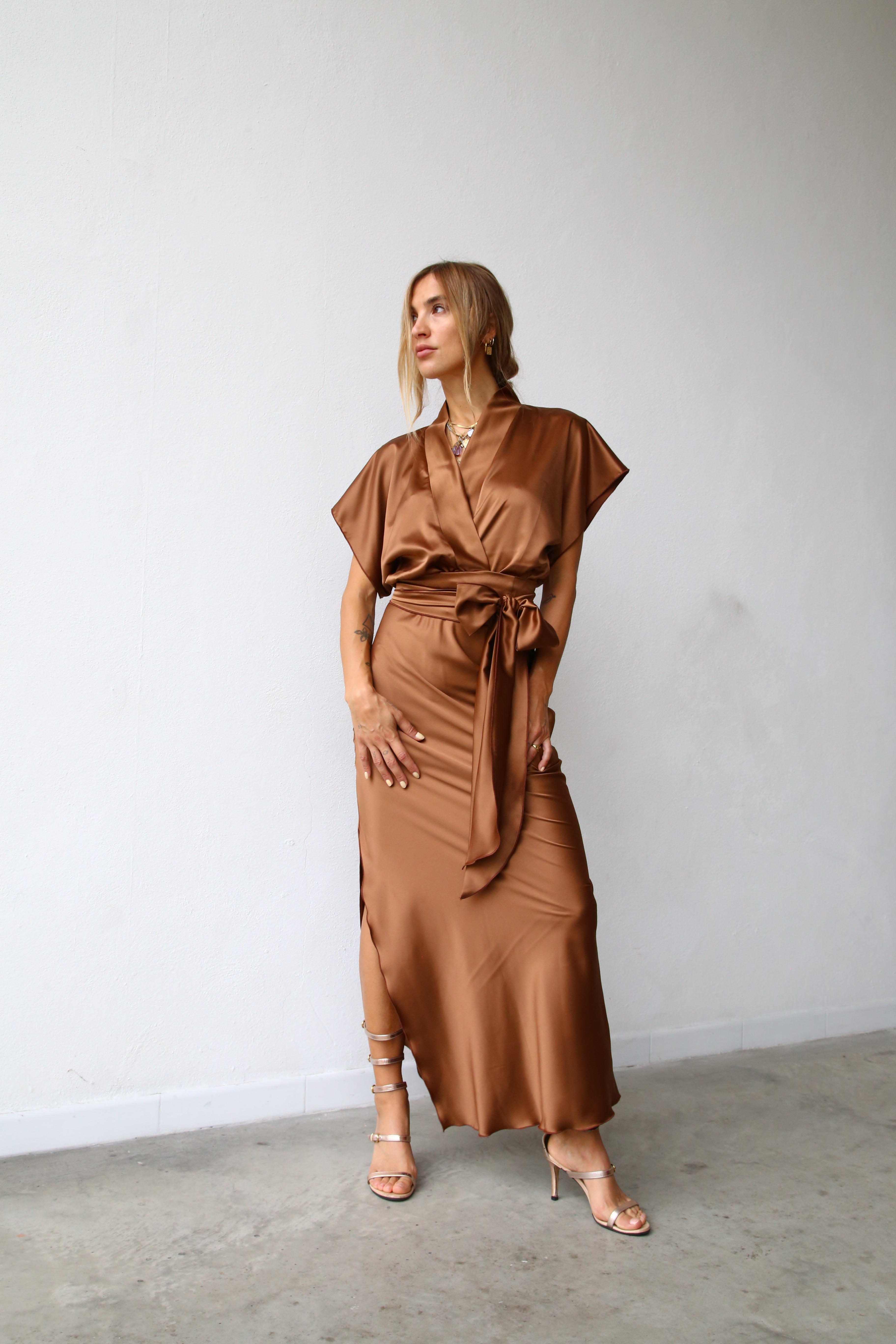 F4165 ABITO COLONNA KIMONO INCROCIATO CON CINTURA TABACCO