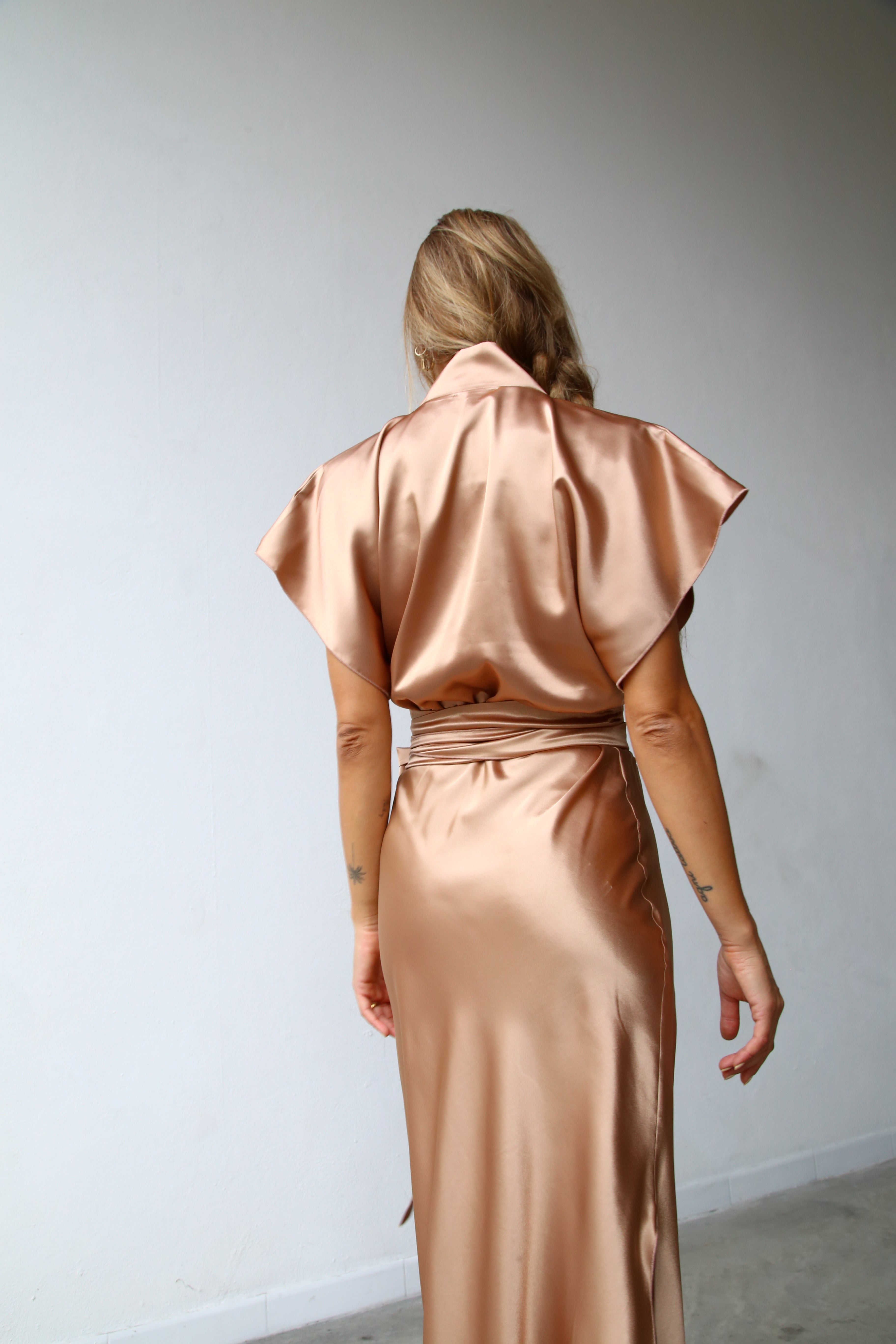 F4165 ABITO COLONNA KIMONO INCROCIATO CON CINTURA ORO SCURO