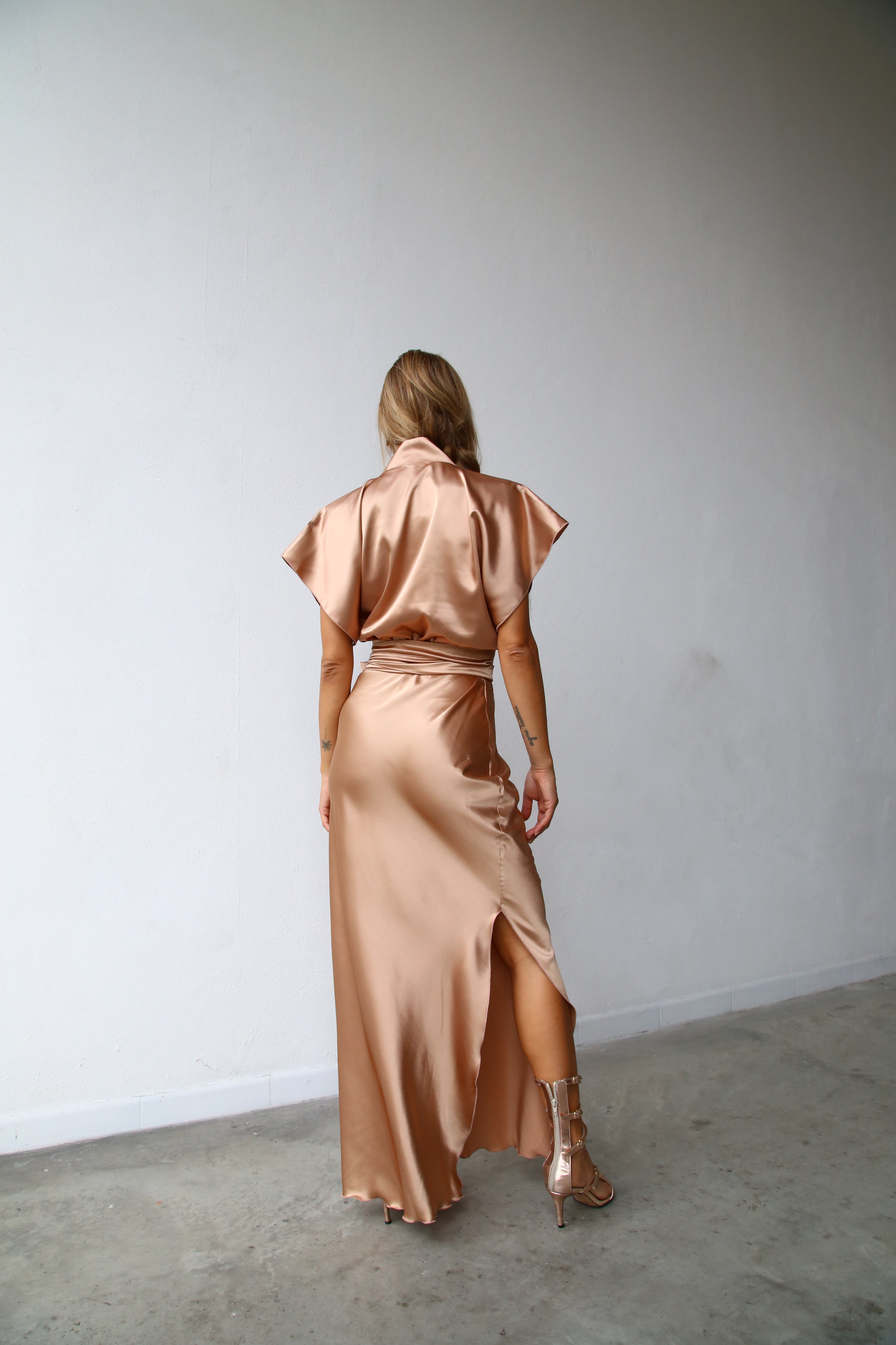F4165 ABITO COLONNA KIMONO INCROCIATO CON CINTURA ORO SCURO