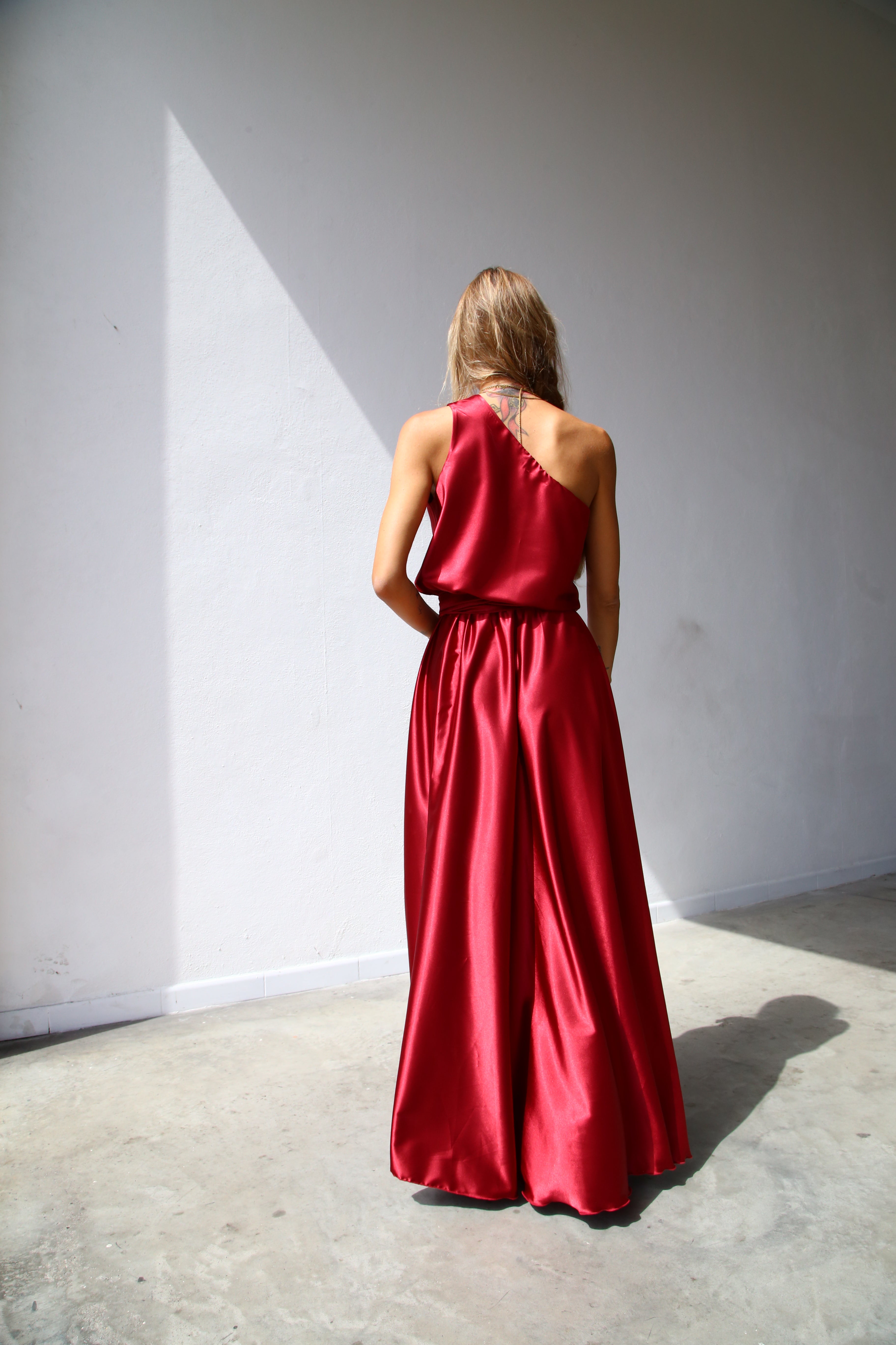 P3160 ABITO LUNGO MONOSPALLA CON CINTURA BORDEAUX