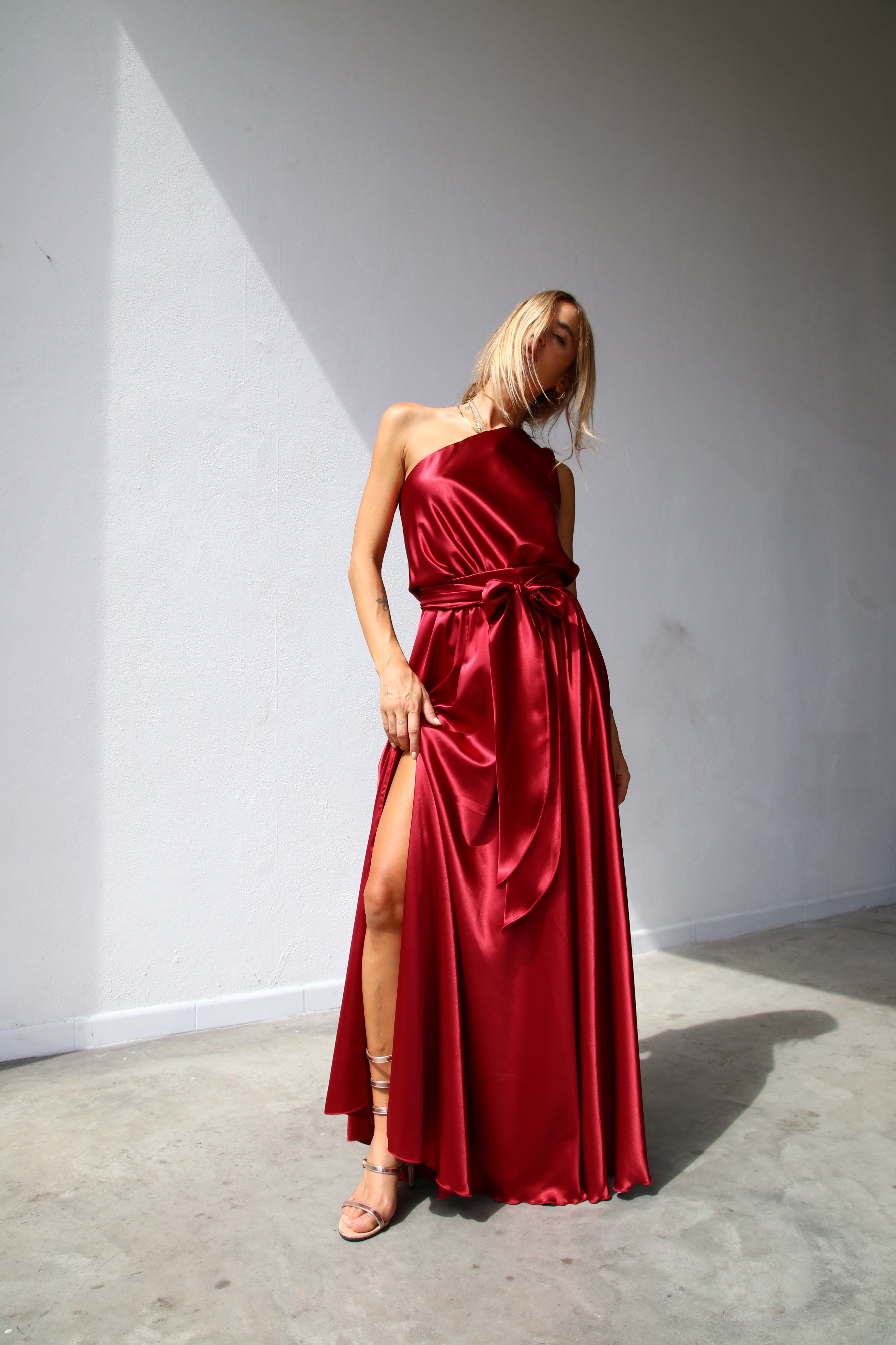 P3160 ABITO LUNGO MONOSPALLA CON CINTURA BORDEAUX