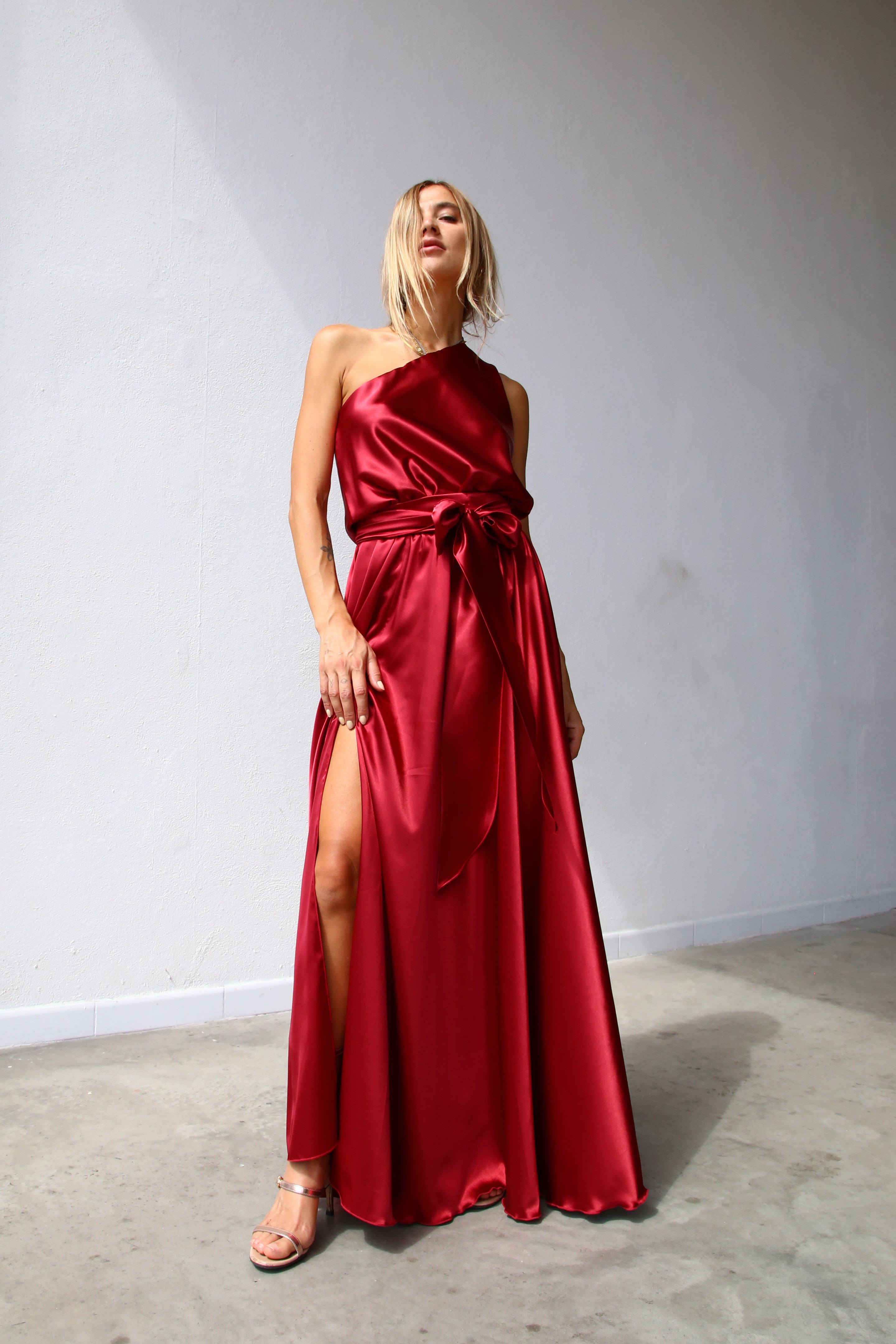P3160 ABITO LUNGO MONOSPALLA CON CINTURA BORDEAUX