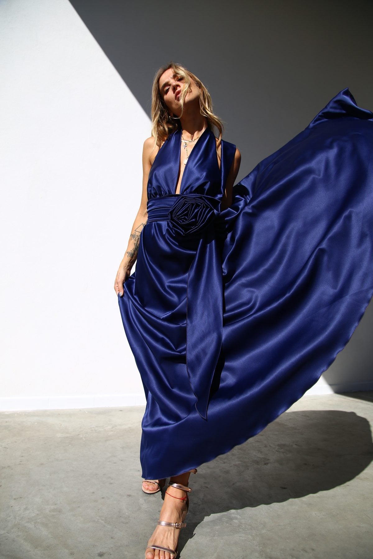 P3169 ABITO LUNGO COPPE MARILYN A RUOTA CON CINTURA BLU NOTTE