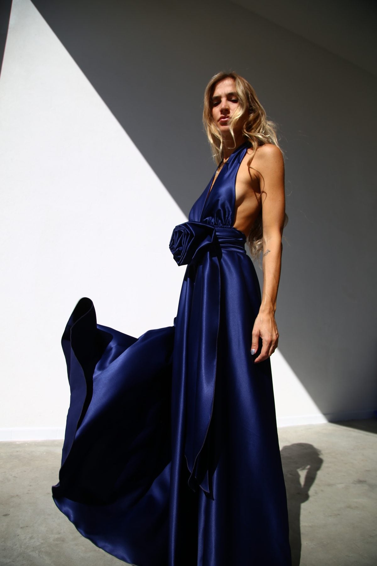 P3169 ABITO LUNGO COPPE MARILYN A RUOTA CON CINTURA BLU NOTTE