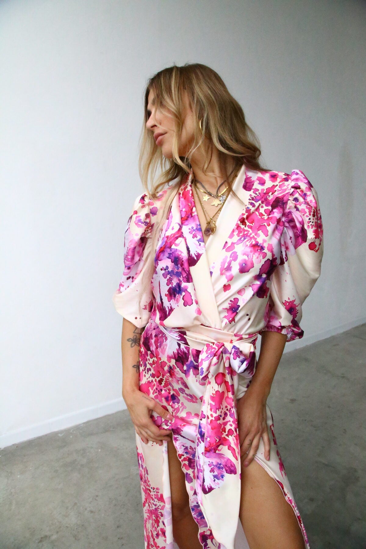 P5174 ABITO LUNGO DOPPIO SPACCO MANICHE A SBUFFO ORCHIDEE FUCSIA