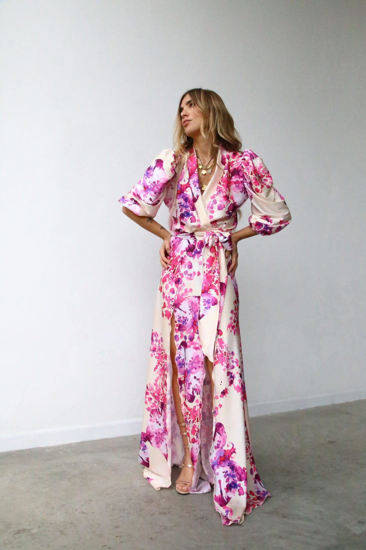 P5174 ABITO LUNGO DOPPIO SPACCO MANICHE A SBUFFO ORCHIDEE FUCSIA