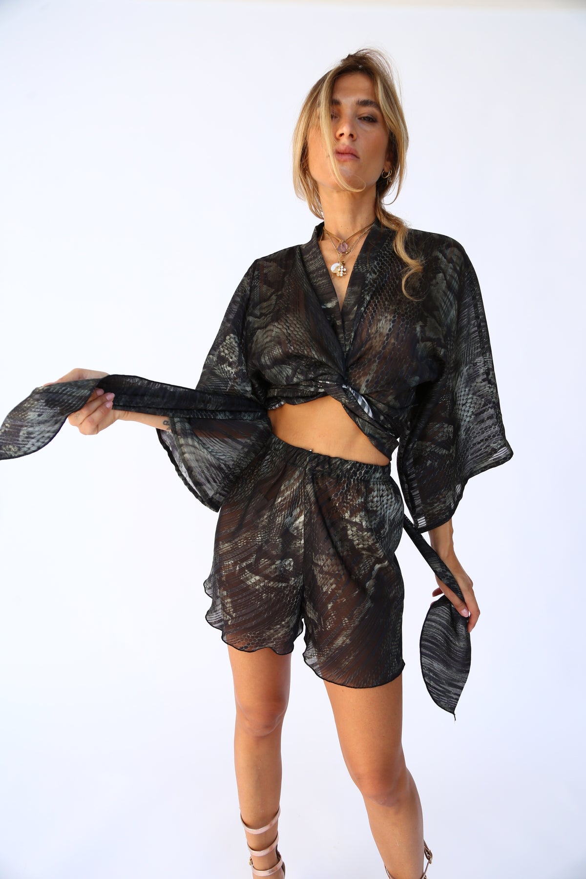 Camicia a kimono con fusciacca devoiree lurex serpentato verde