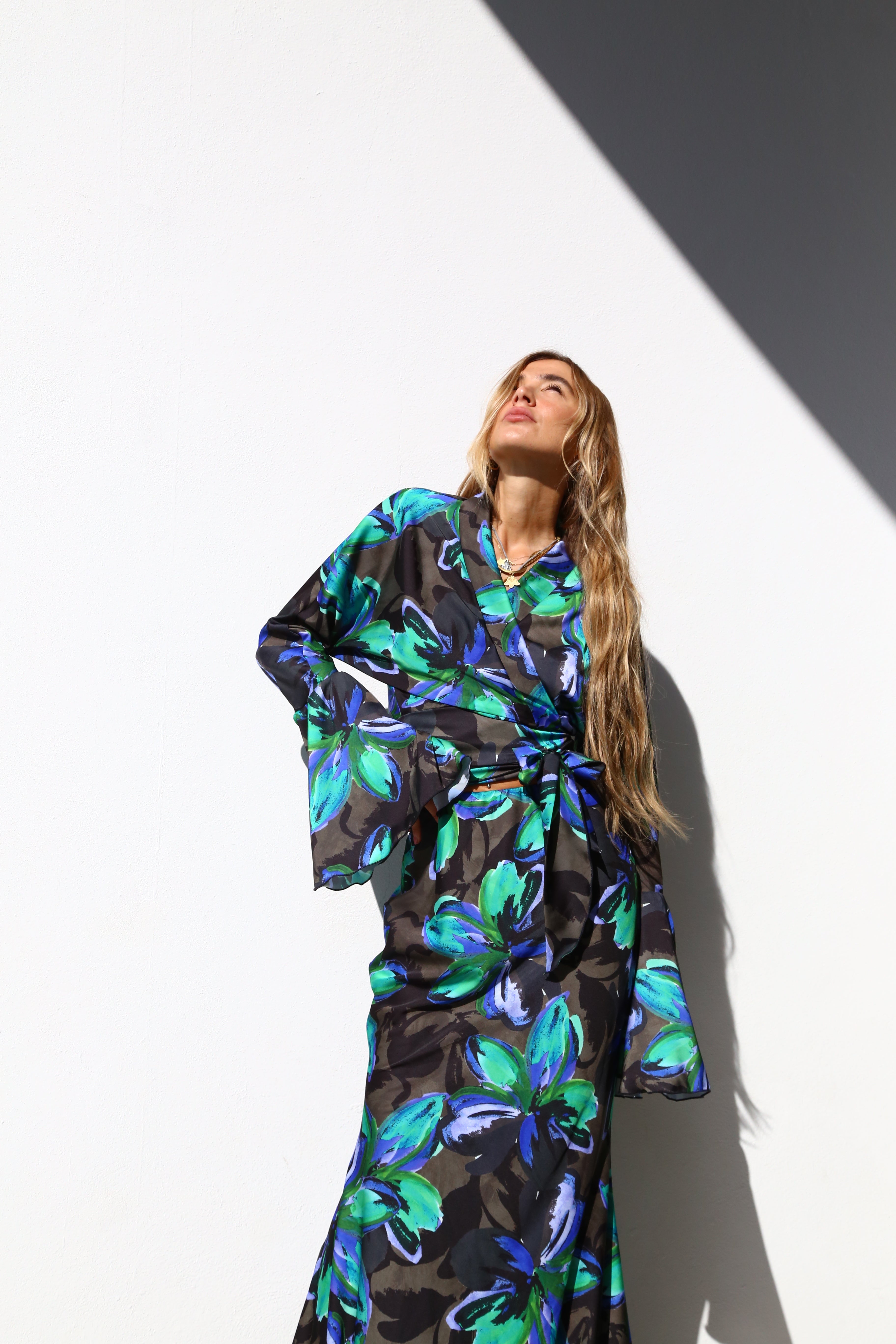 CAMICIA KIMONO CON FUSCIACCA RASO FANTASIA FIORI POP