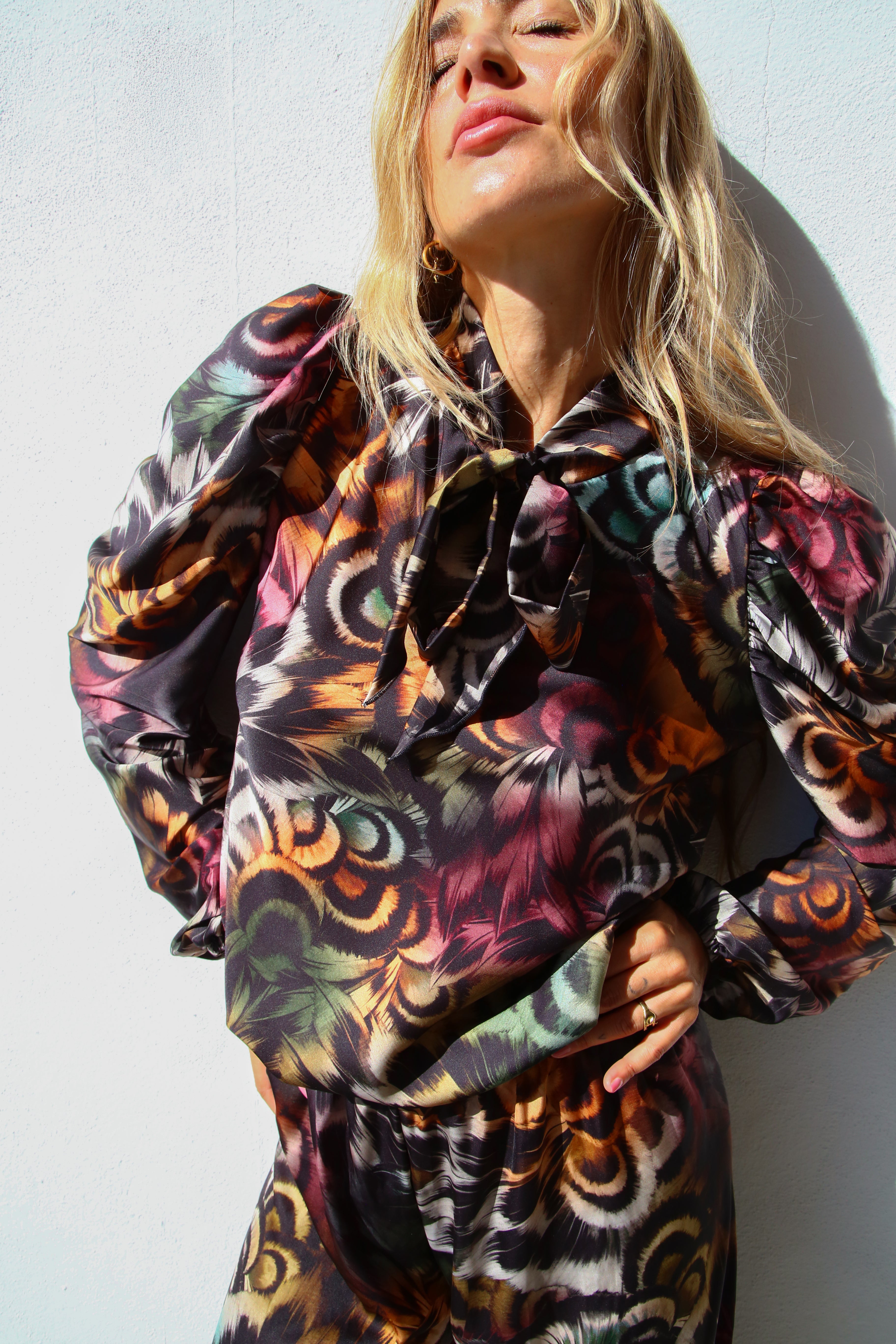 CAMICIA FIOCCO AL COLLO CON MANICA A PALLONCINO PIUME MULTICOLOR