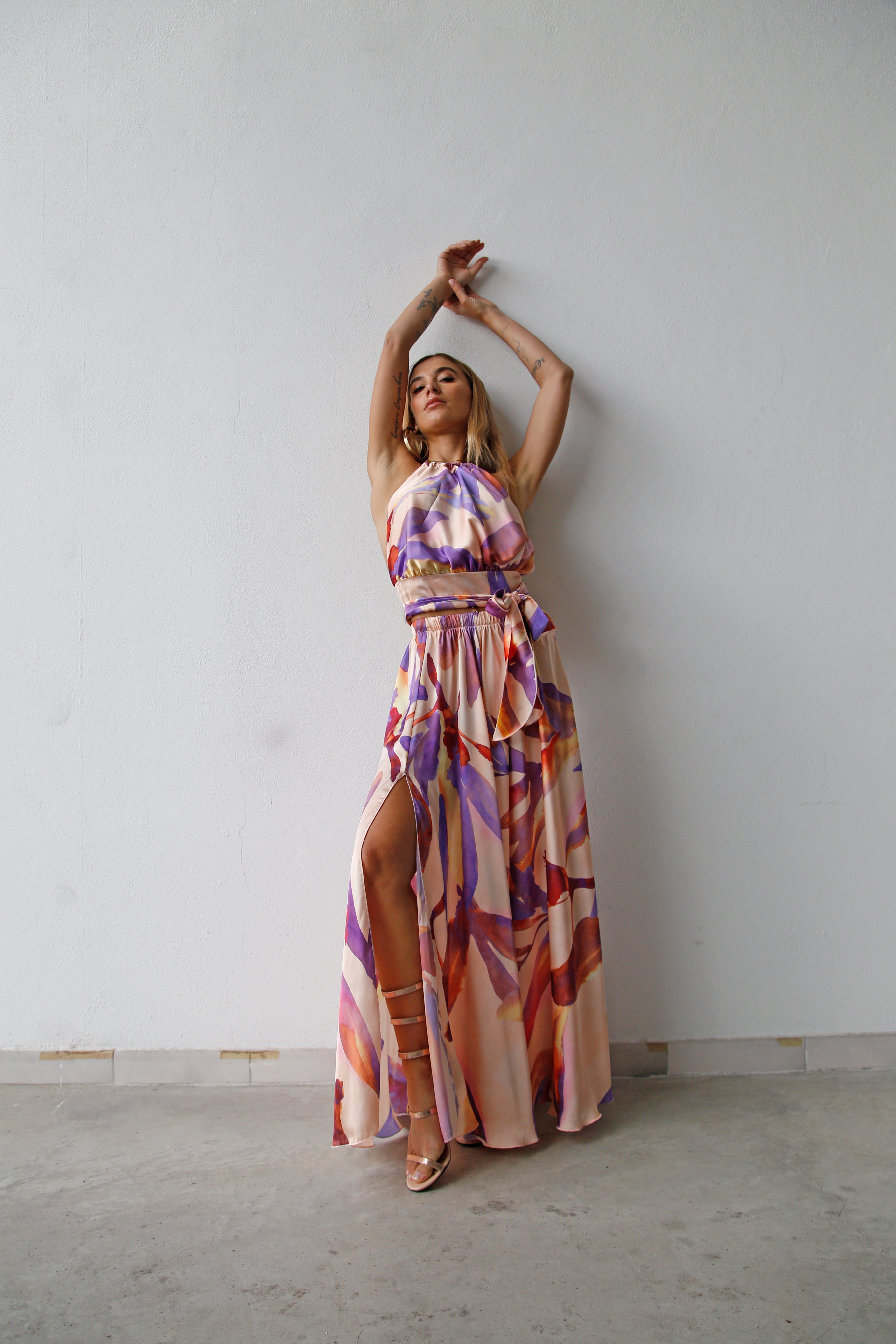 P4062 GONNA LUNGA A RUOTA CON SPACCO FANTASIA FOGLIE VIOLA