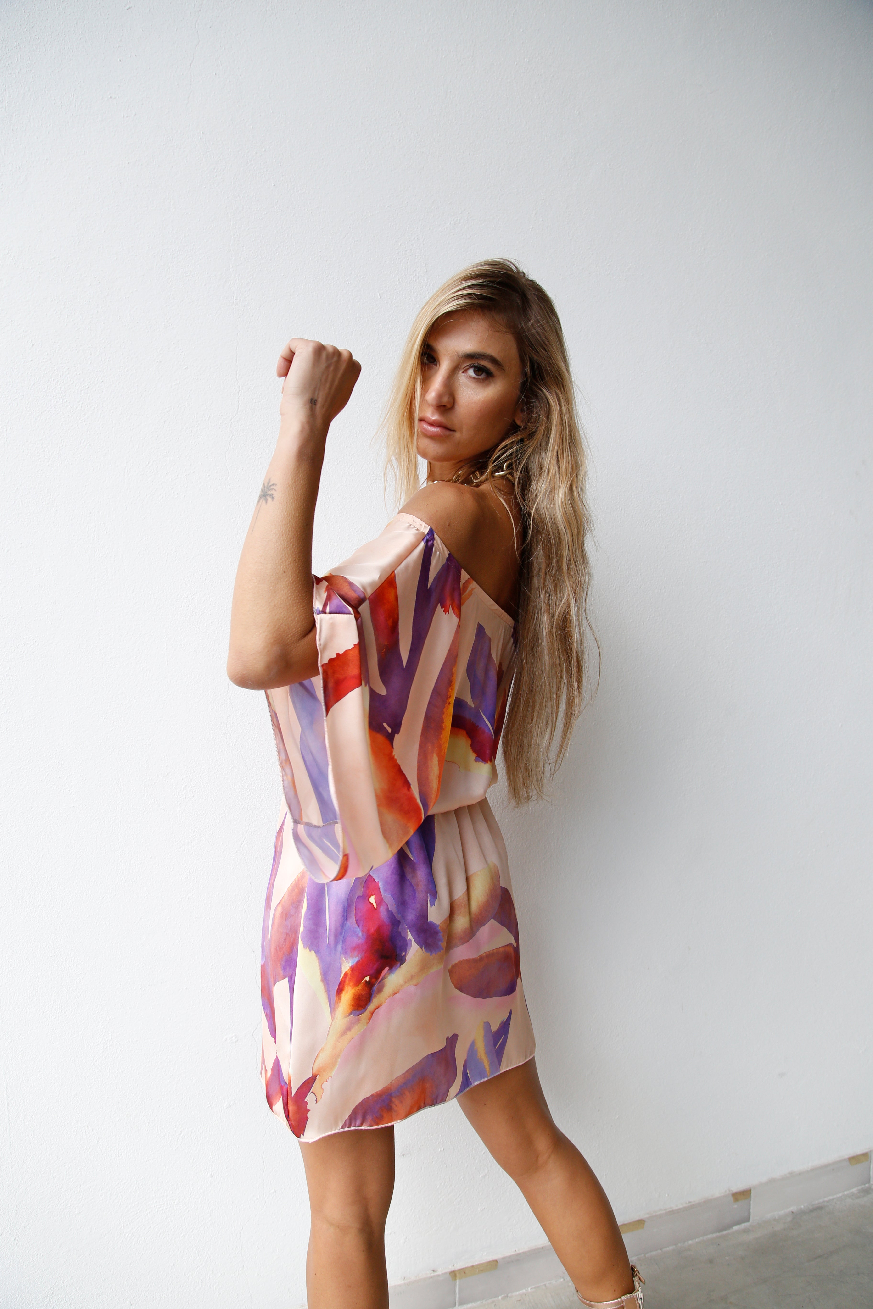 ABITO CORTO MONOSPALLA FOGLIE VIOLA