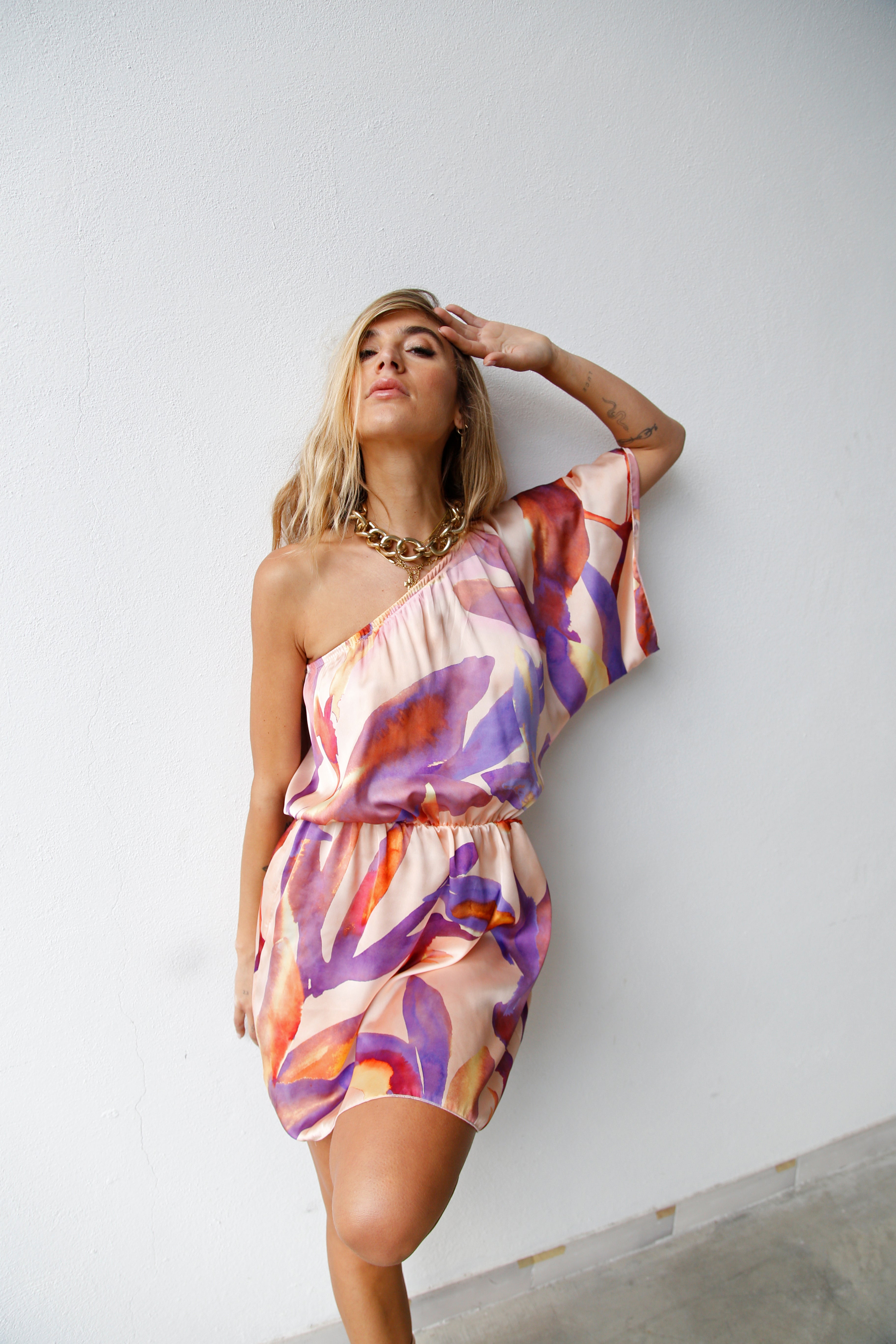 ABITO CORTO MONOSPALLA FOGLIE VIOLA