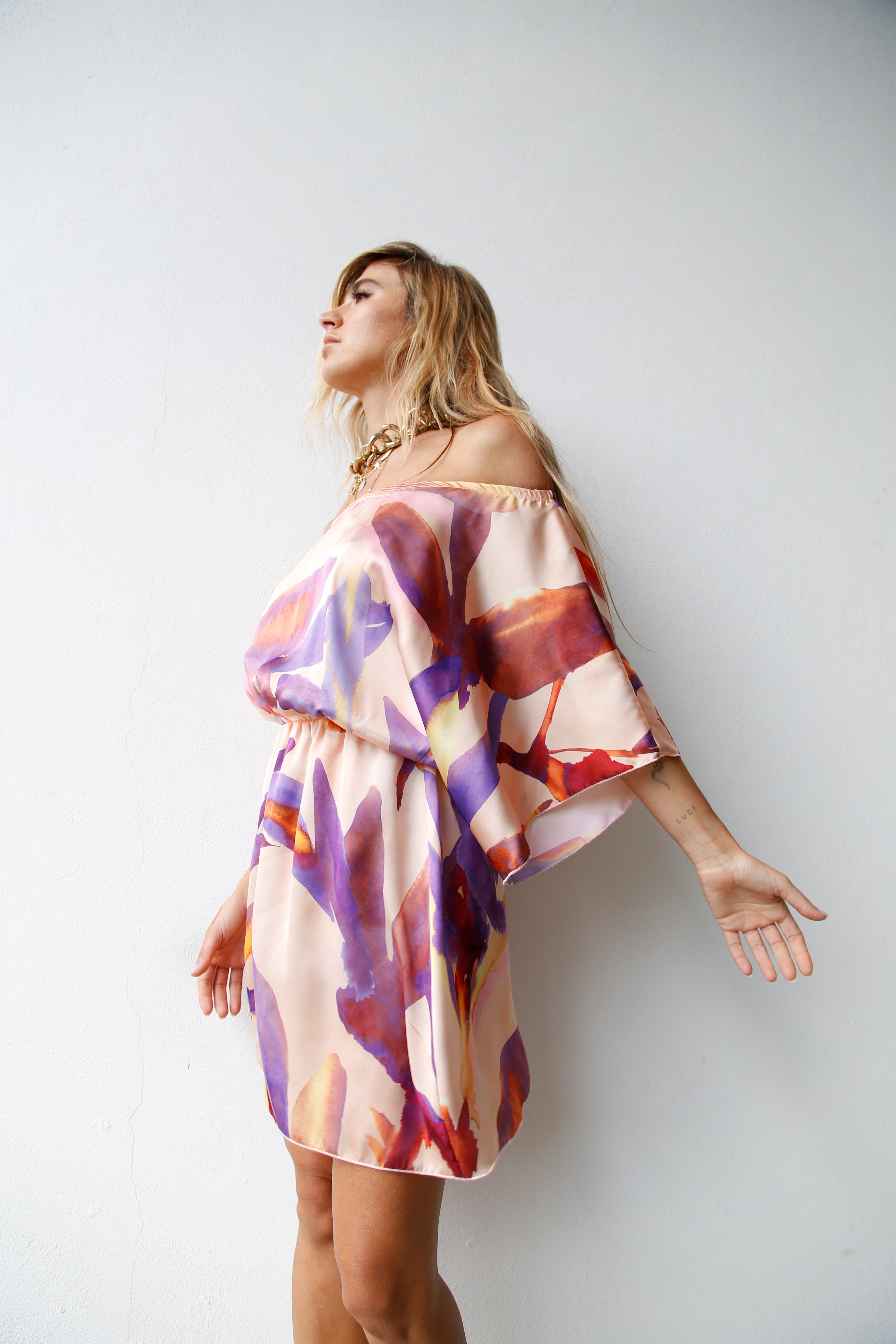 ABITO CORTO MONOSPALLA FOGLIE VIOLA