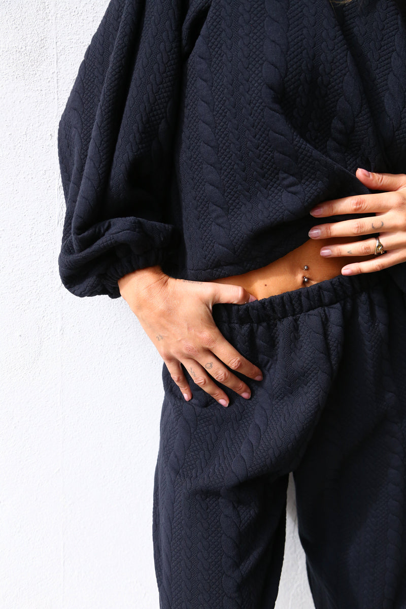 STRIPED BLACK AND WHITE CROPPED SWEATSHIRT