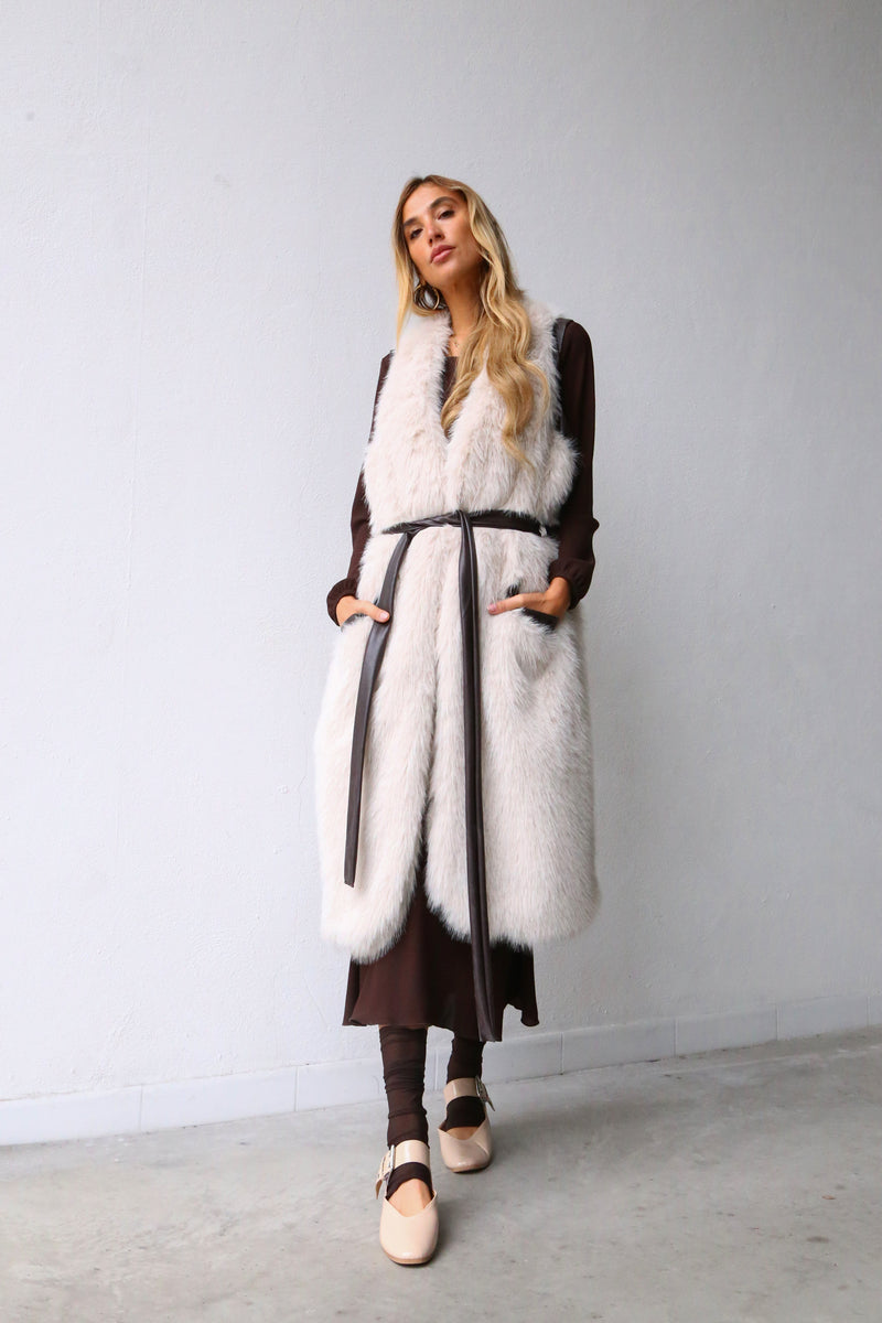 A60107 SLEEVELESS FAUX FUR VEST CREAM