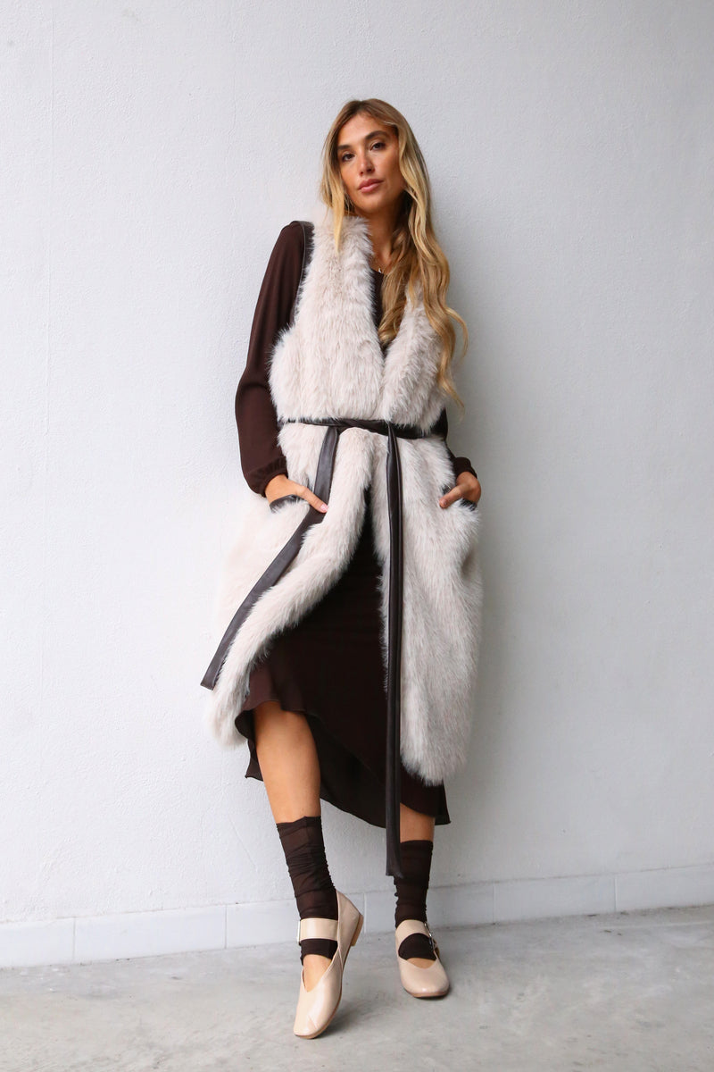 A60107 SLEEVELESS FAUX FUR VEST CREAM