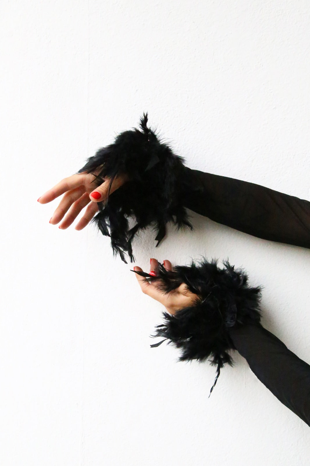 W5190 polsini con piume nero