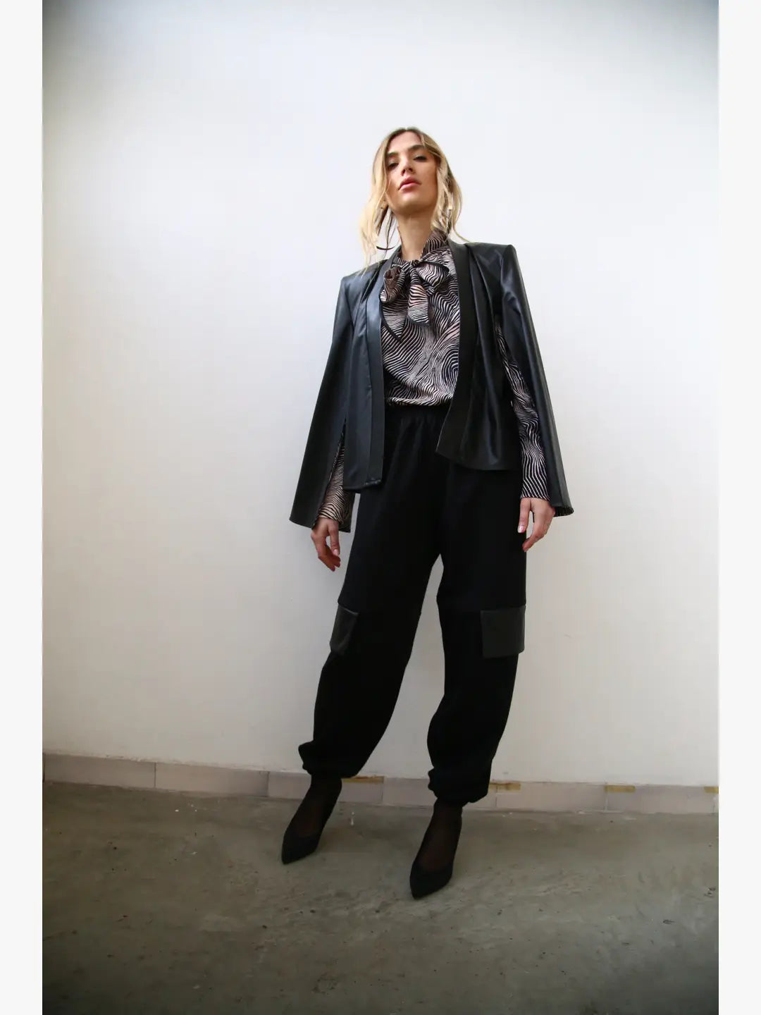 Giacca con spalline maniche cut out ecopelle nero