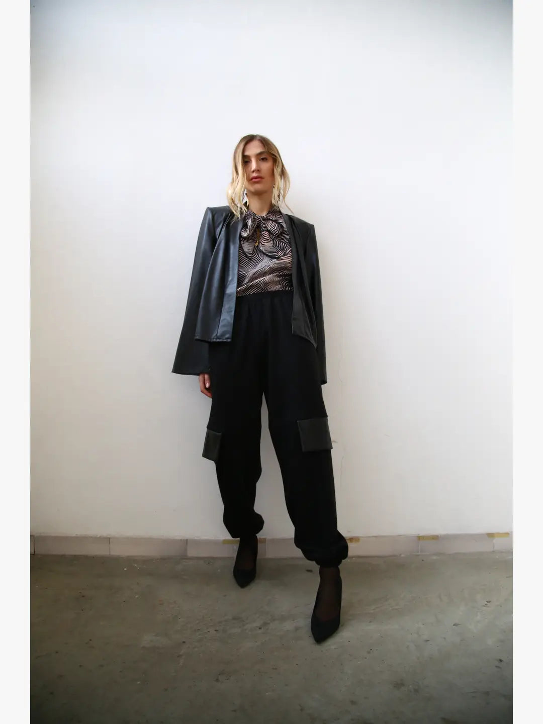 Giacca con spalline maniche cut out ecopelle nero