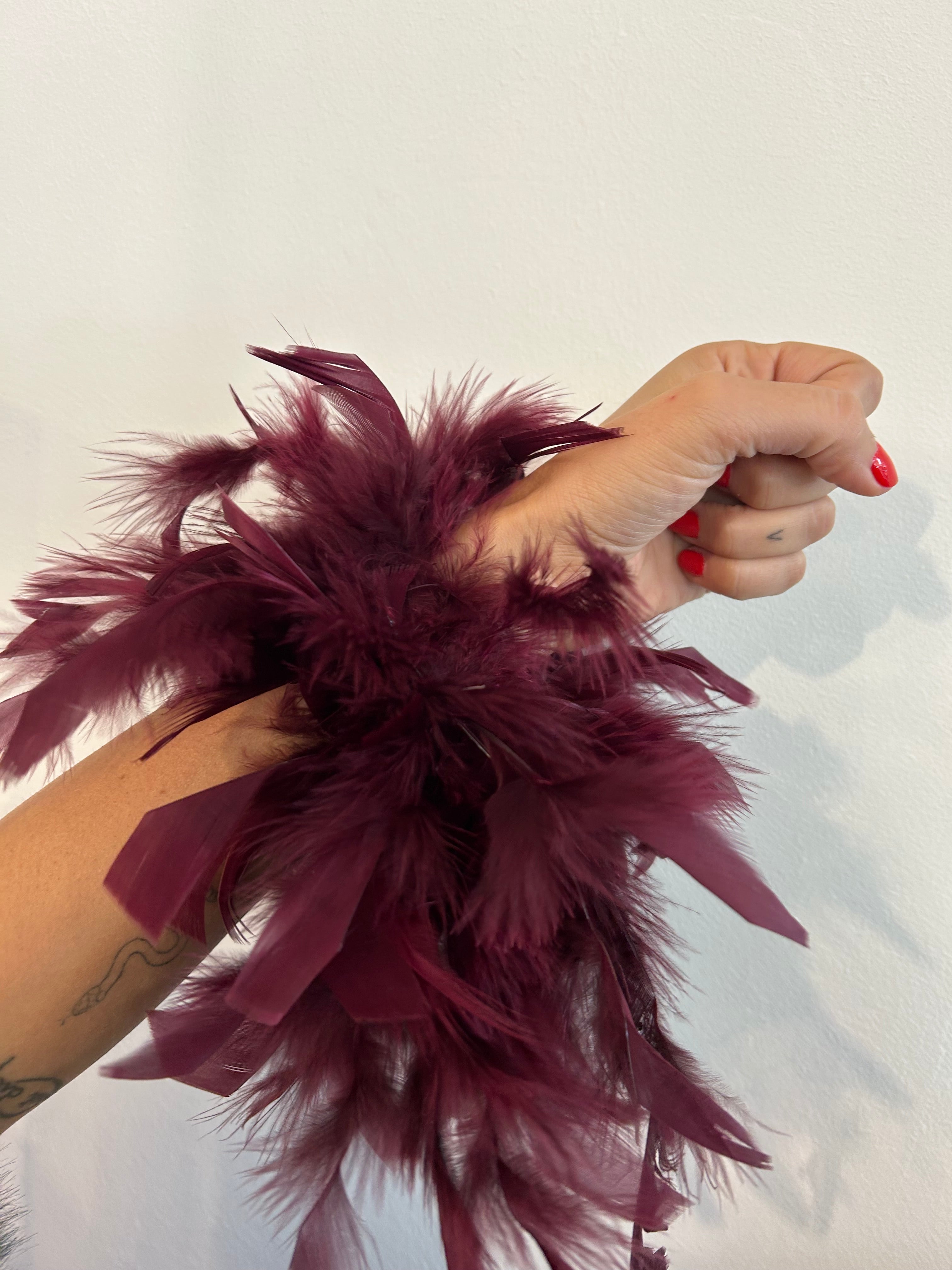 W5190 polsini con piume bordeaux