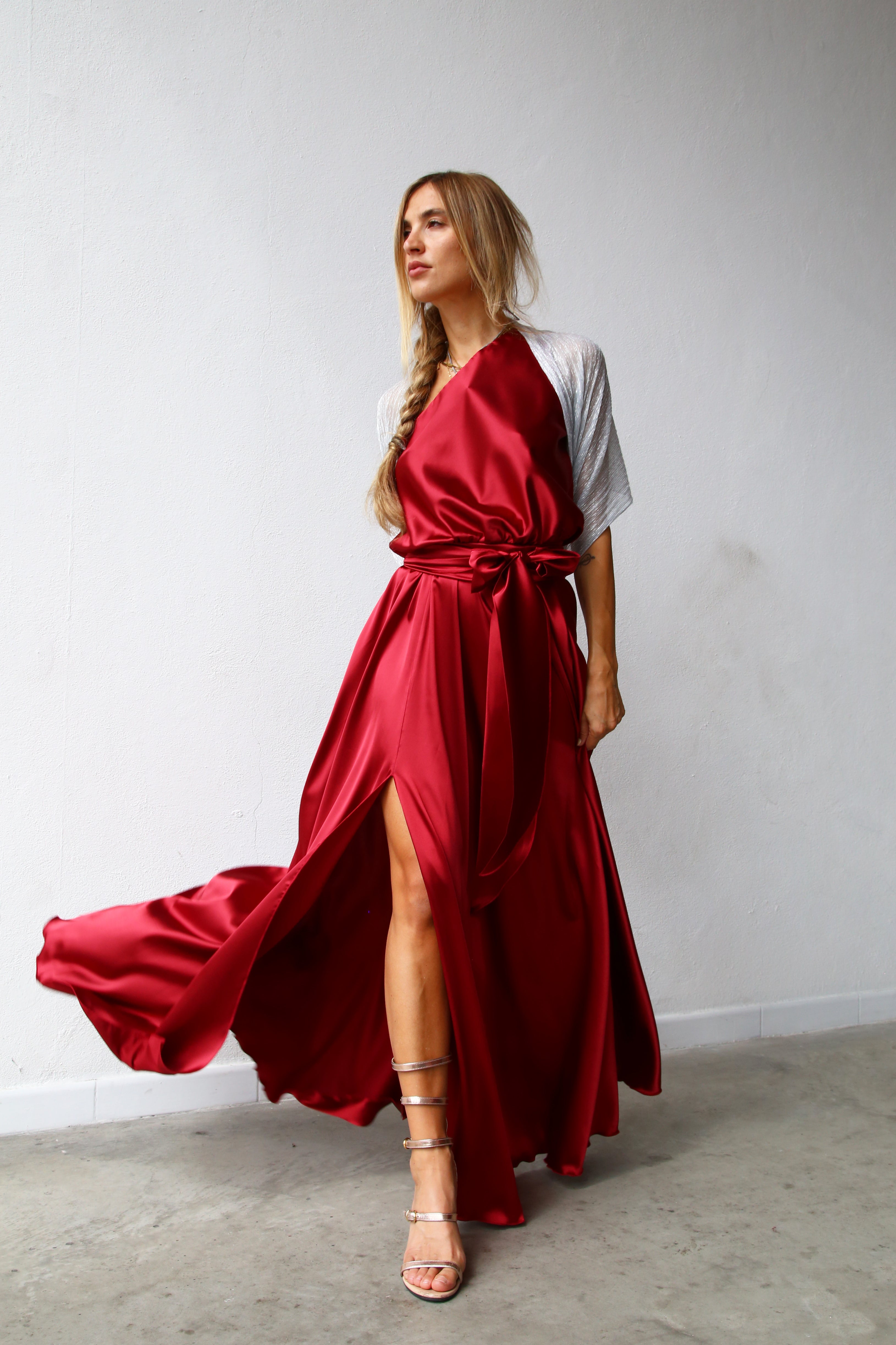 P3160 ABITO LUNGO MONOSPALLA CON CINTURA BORDEAUX