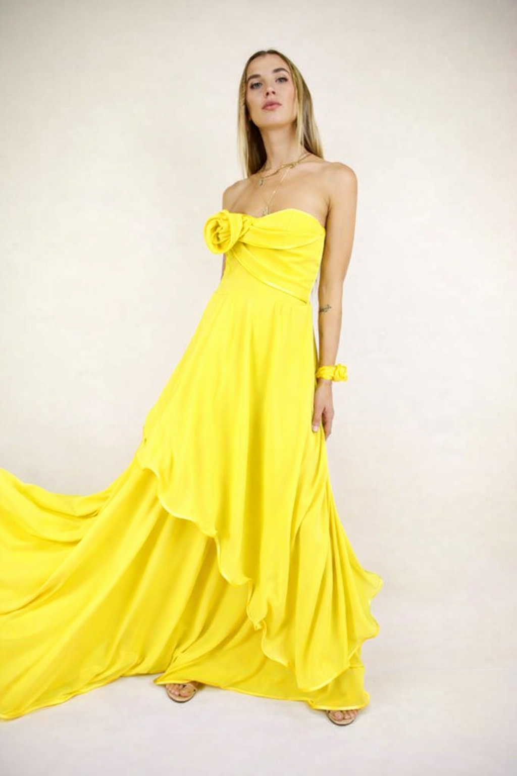 Abito bustino con fiore