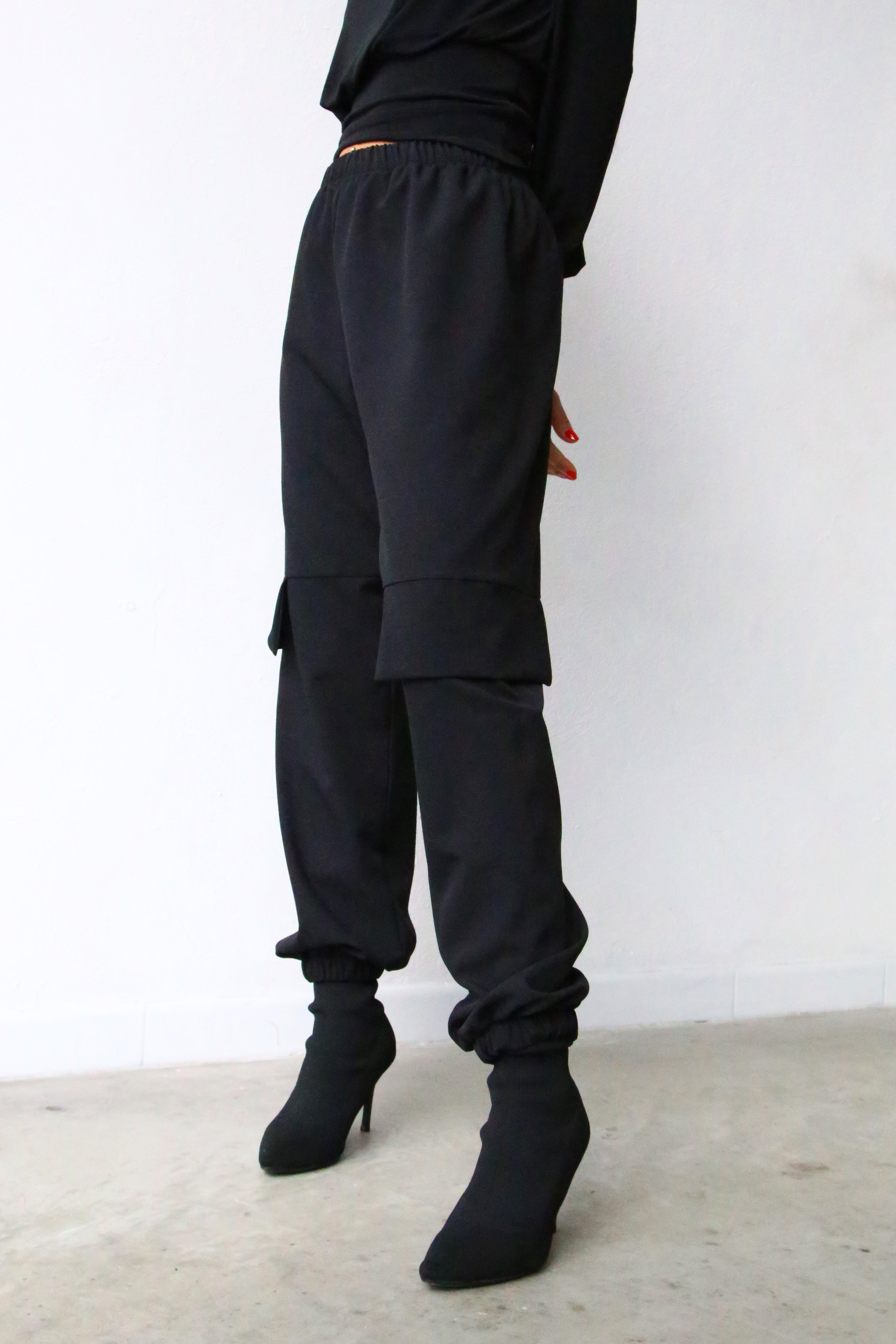 P4050 PANTALONI CARGO CON ELASTICO IN FONDO NERI