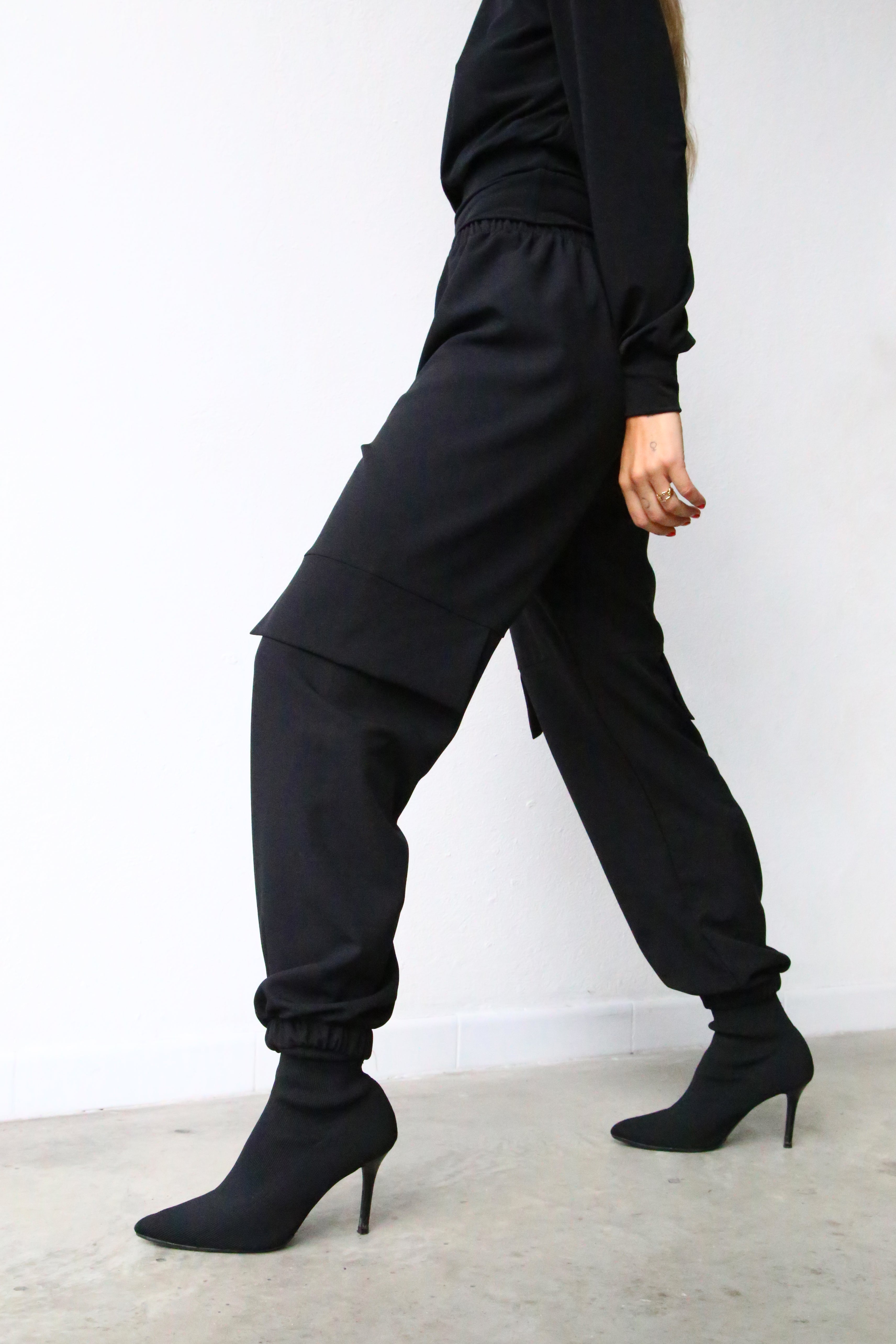 P4050 PANTALONI CARGO CON ELASTICO IN FONDO NERI