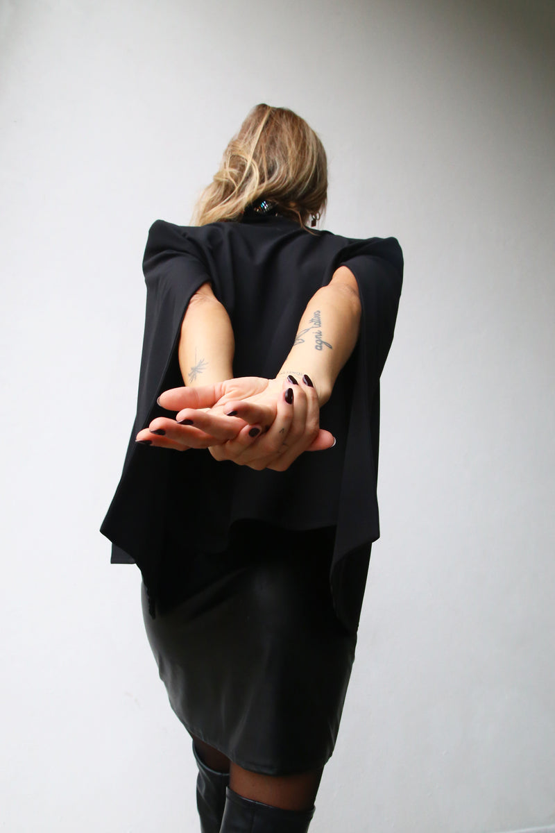 Giacca con spalline maniche cut out nero