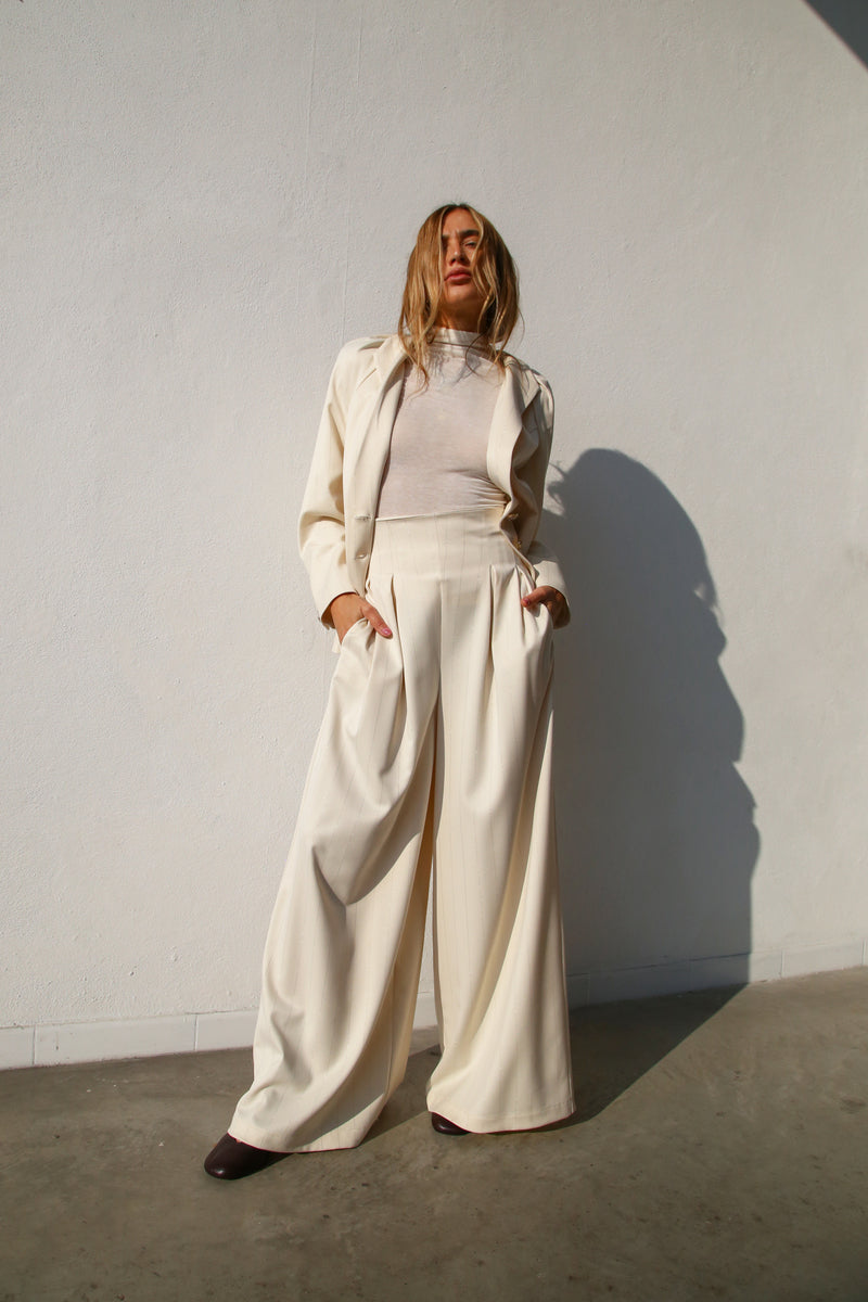 A6051 PANTALONE A PALAZZO CON BUSTIER E SCONTRI GESSATO PANNA