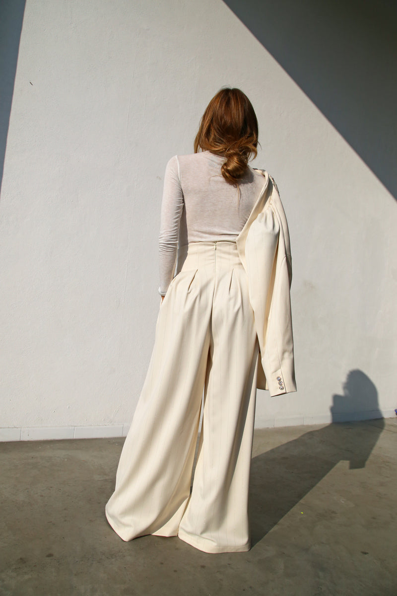 A6051 PANTALONE A PALAZZO CON BUSTIER E SCONTRI GESSATO PANNA