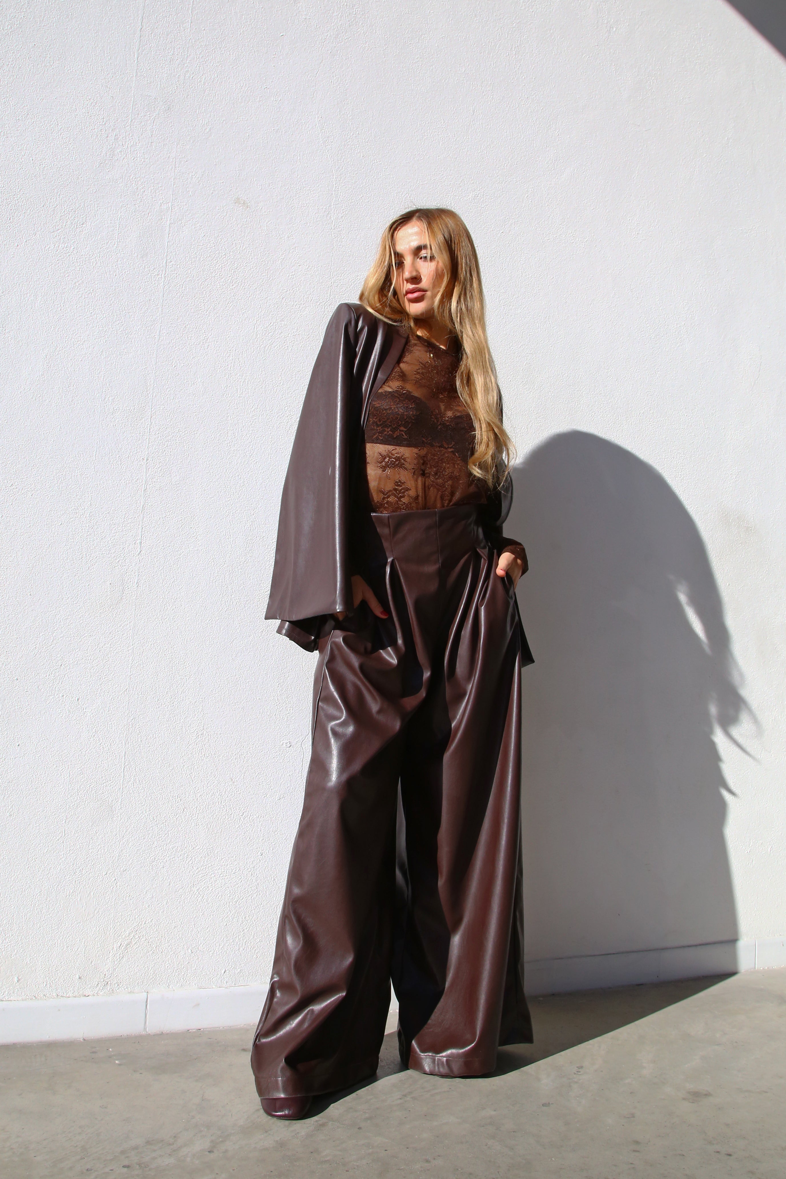 A6051E PANTALONI BUSTIER CON SCONTRI ECOPELLE MARRONE