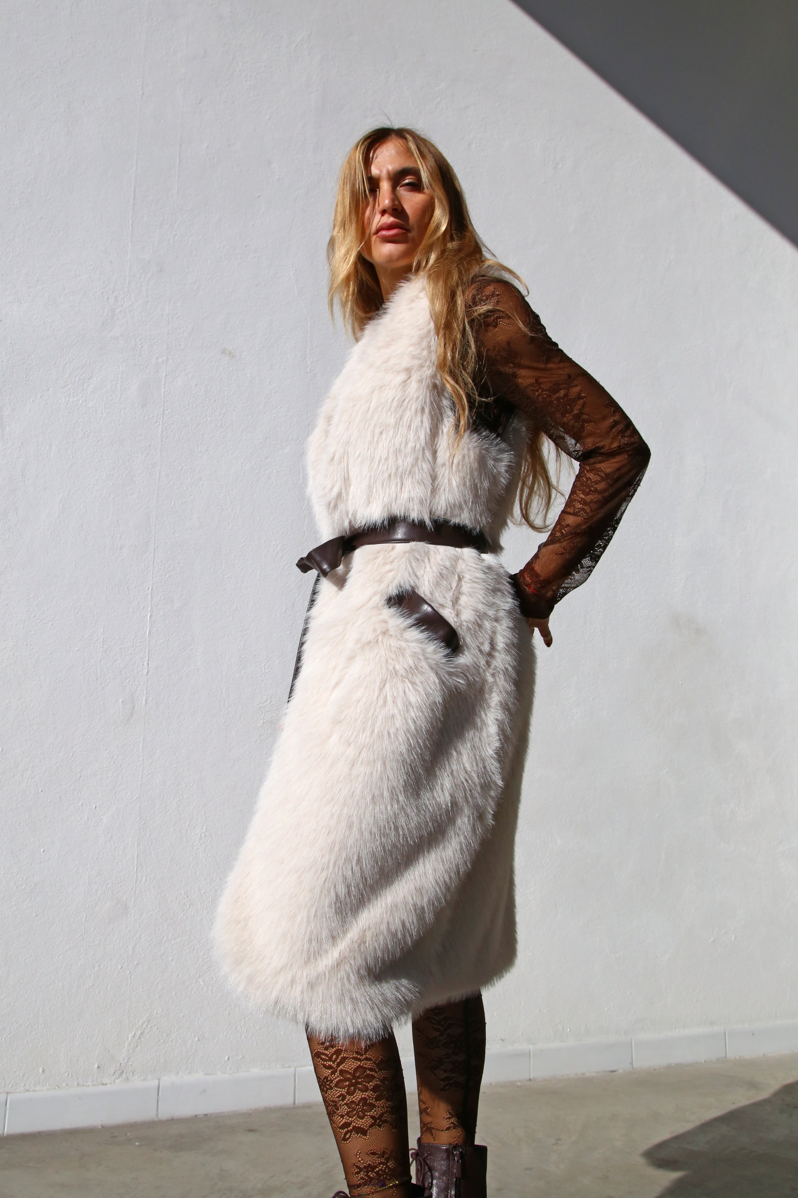 A60107 GILET SMANICATO ECOPELLICCIA PANNA