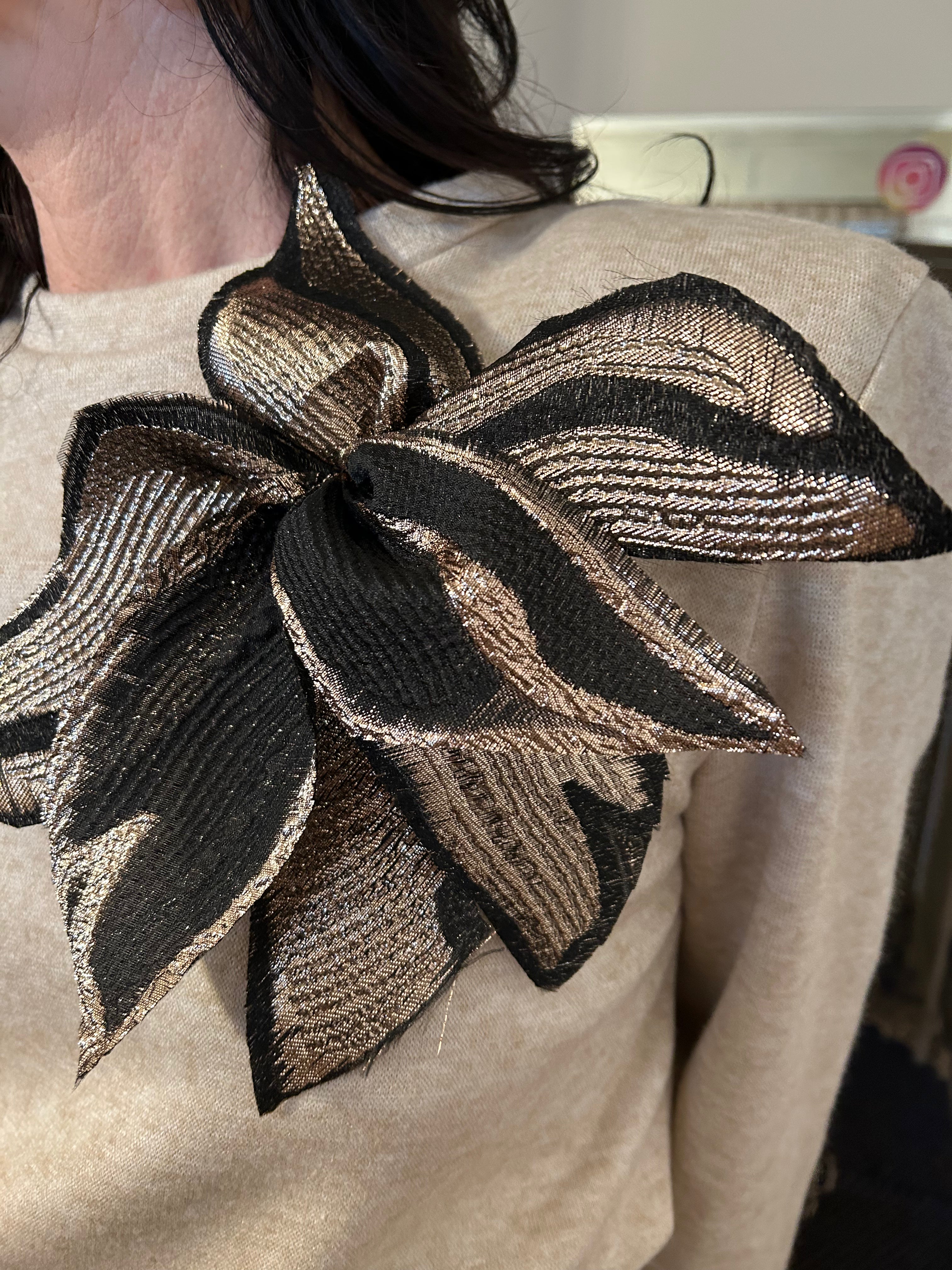 SPILLA FIORE ORGANZA NERO ORO