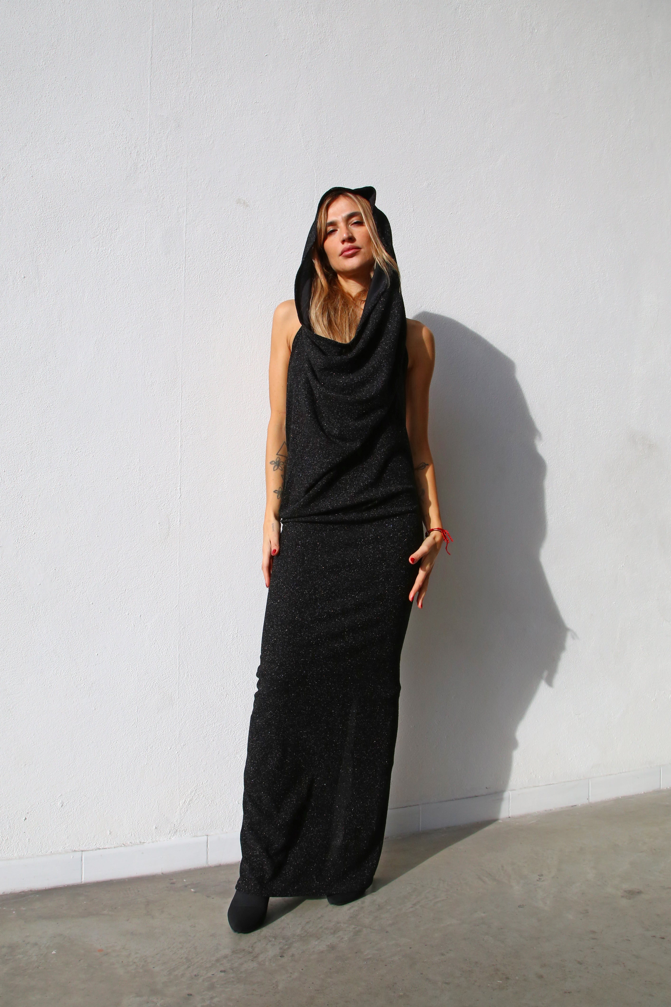 P6164 ABITO LUNGO CON CAPPUCCIO SCHIENA NUDA  LUREX NERO