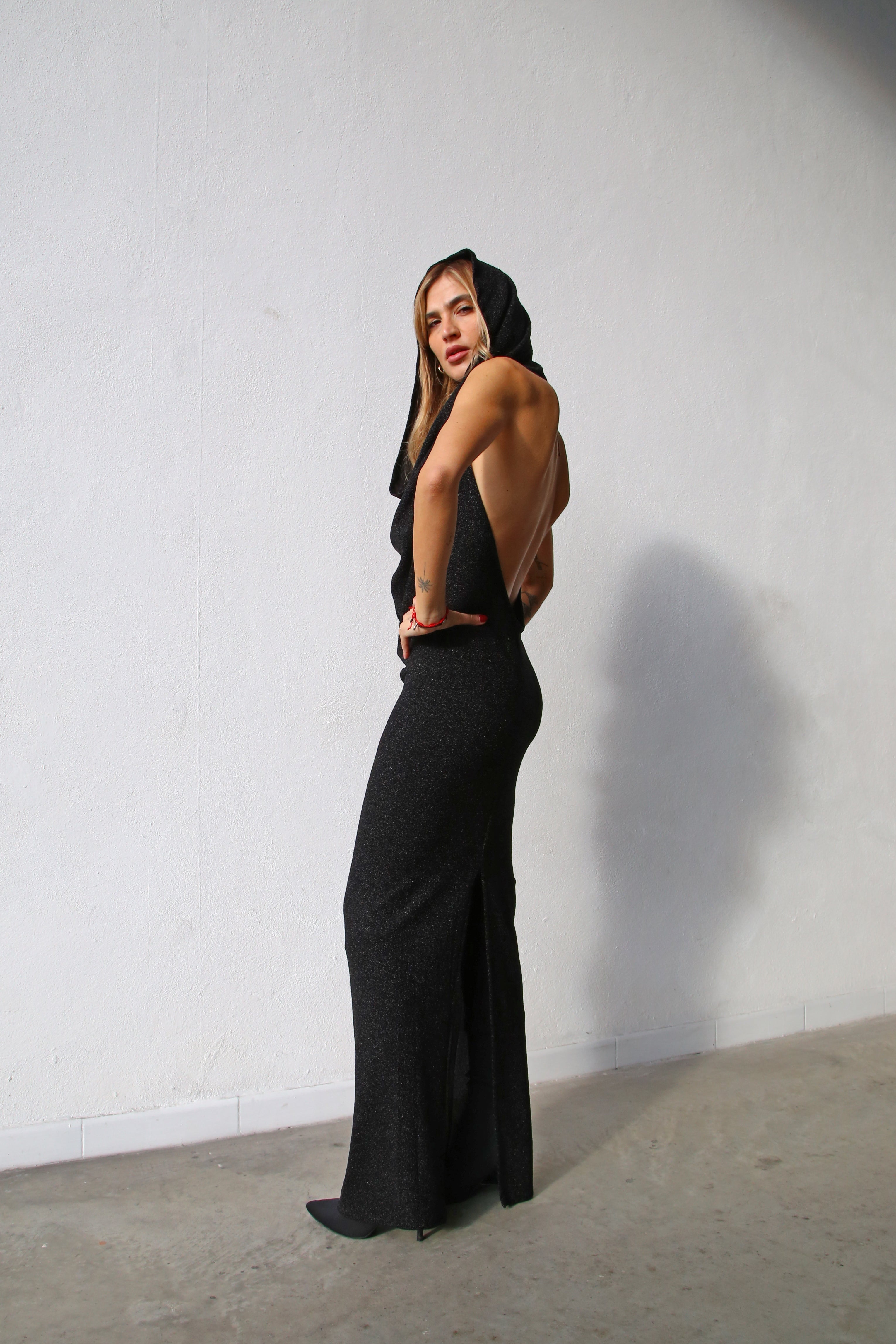 P6164 ABITO LUNGO CON CAPPUCCIO SCHIENA NUDA  LUREX NERO